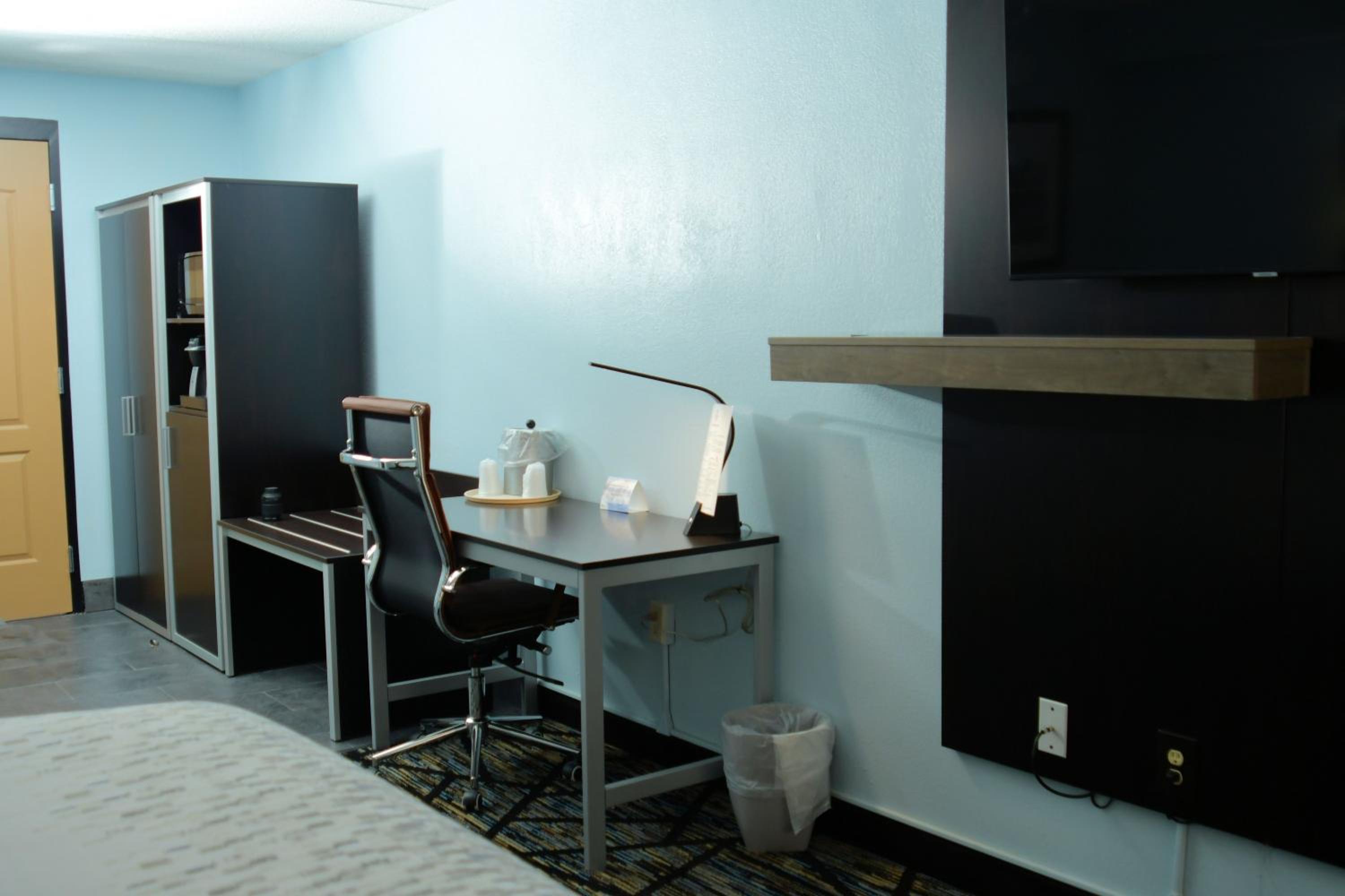 Queen Room with Two Queen Beds - Non-Smoking - Photo 1