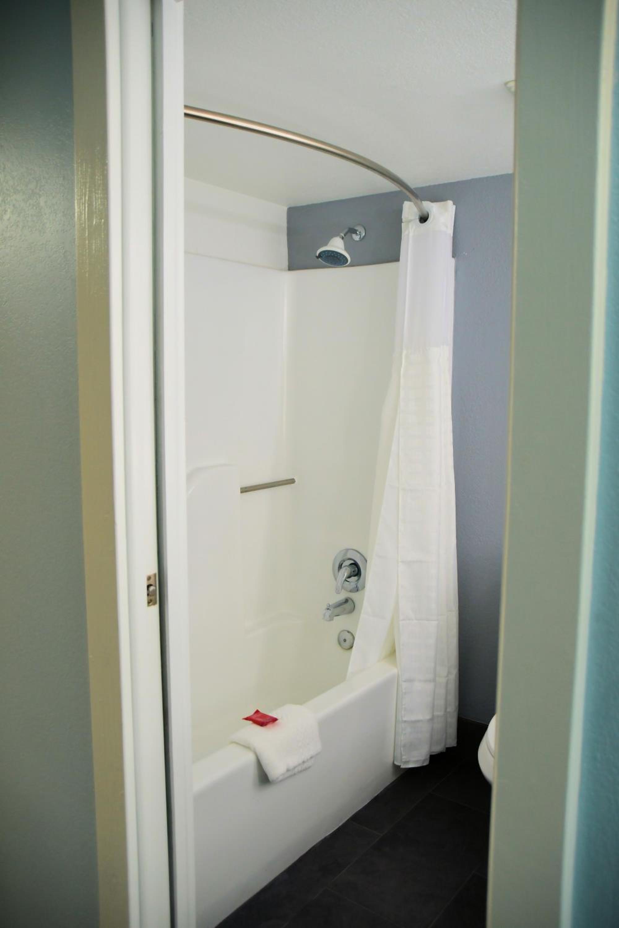 Queen Room with Two Queen Beds - Non-Smoking - Photo 4