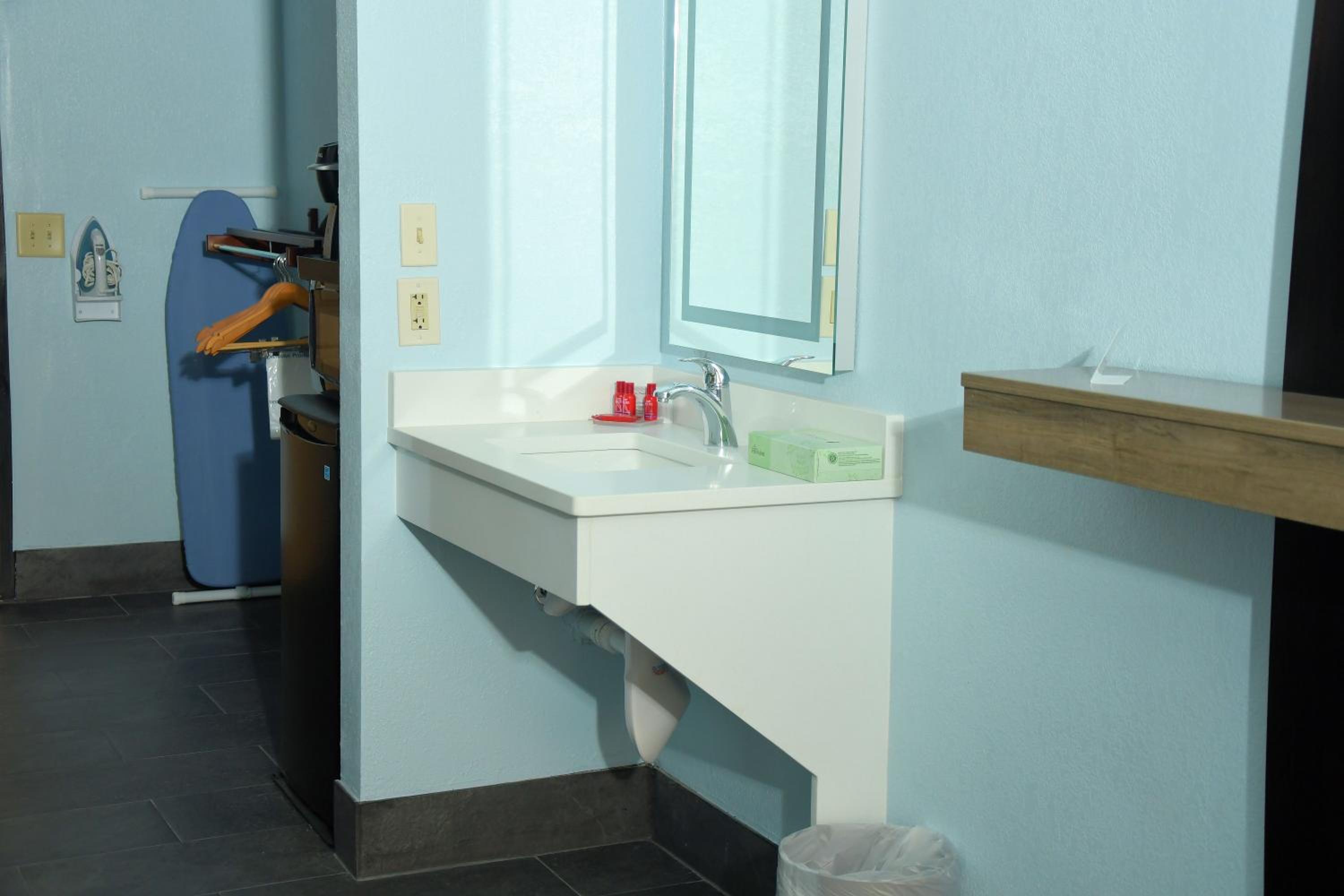 King Room with Bath Tub - Disability Access - Photo 3