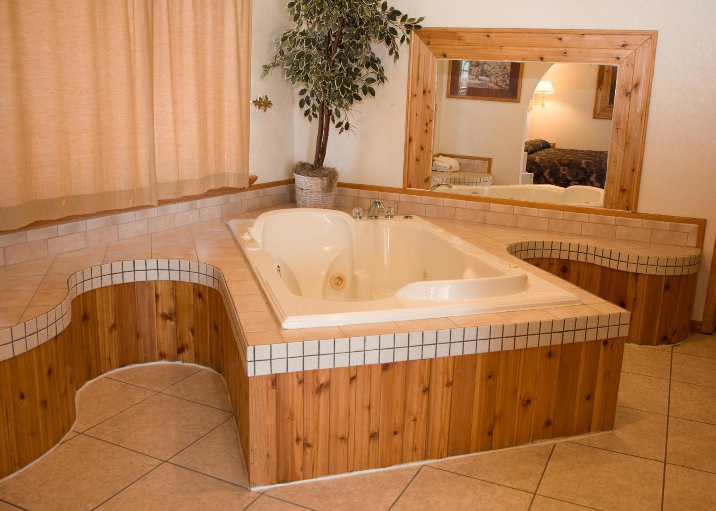 Suite with Hot Tub - Photo 3