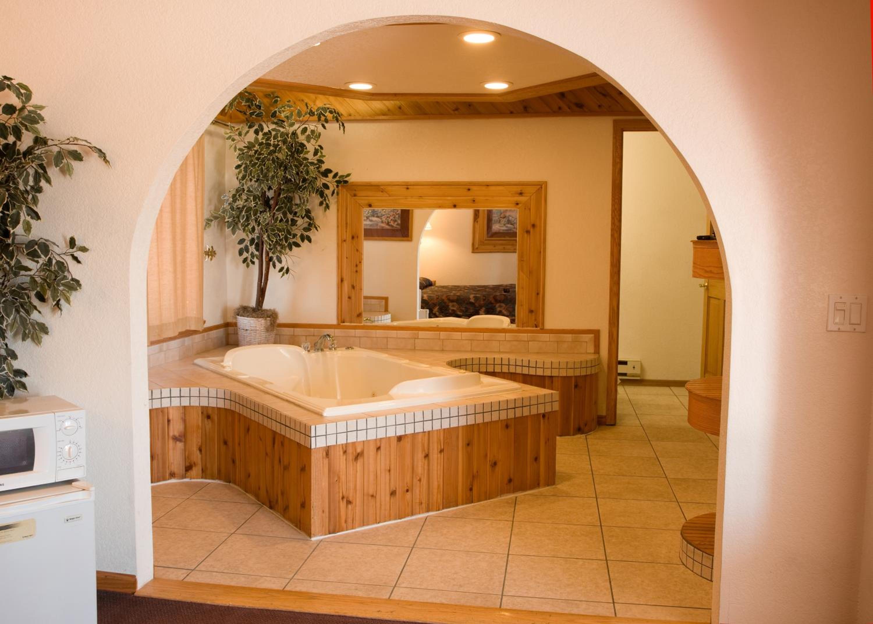 Suite with Hot Tub - Photo 2