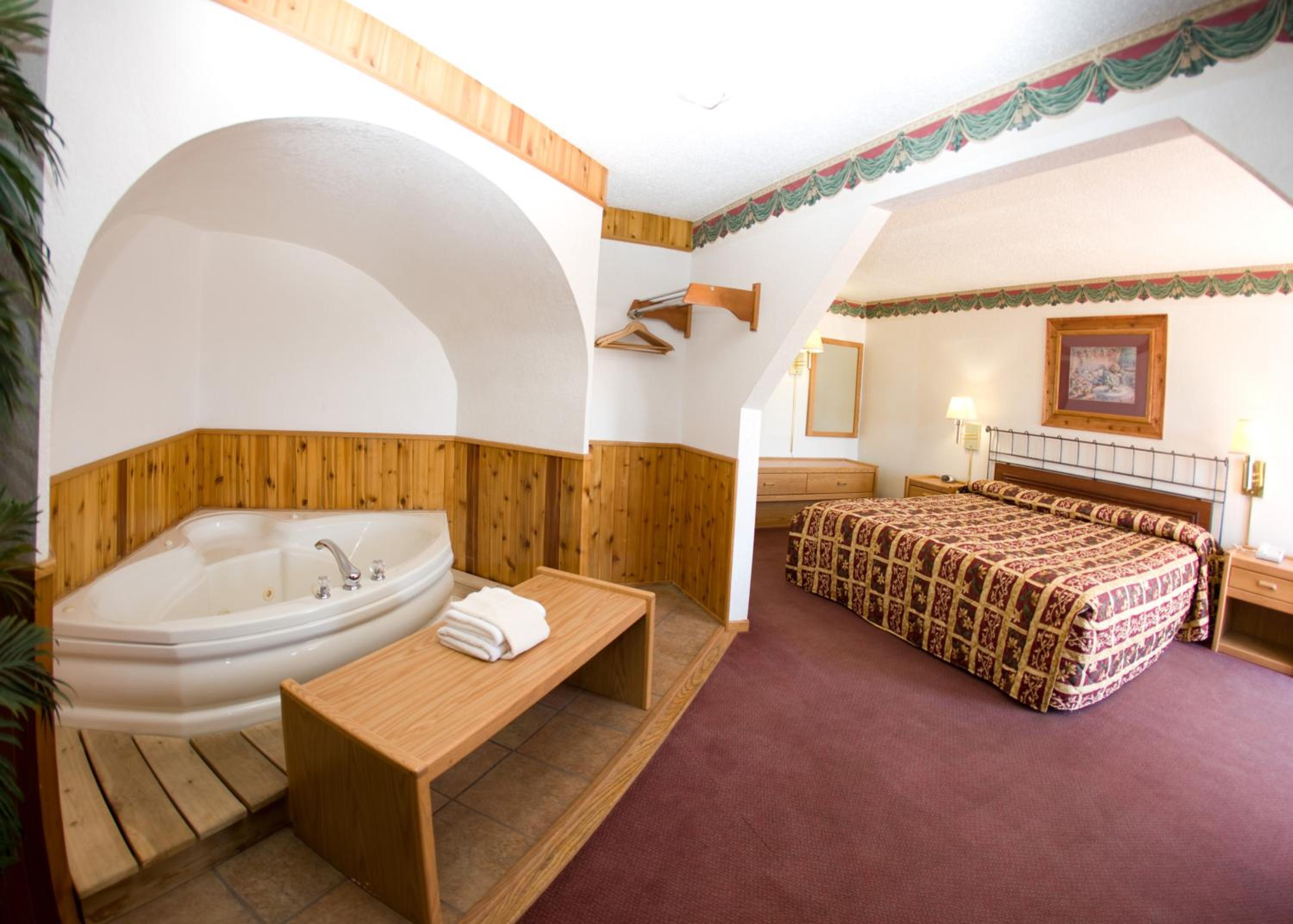 Suite with Hot Tub - Photo 1