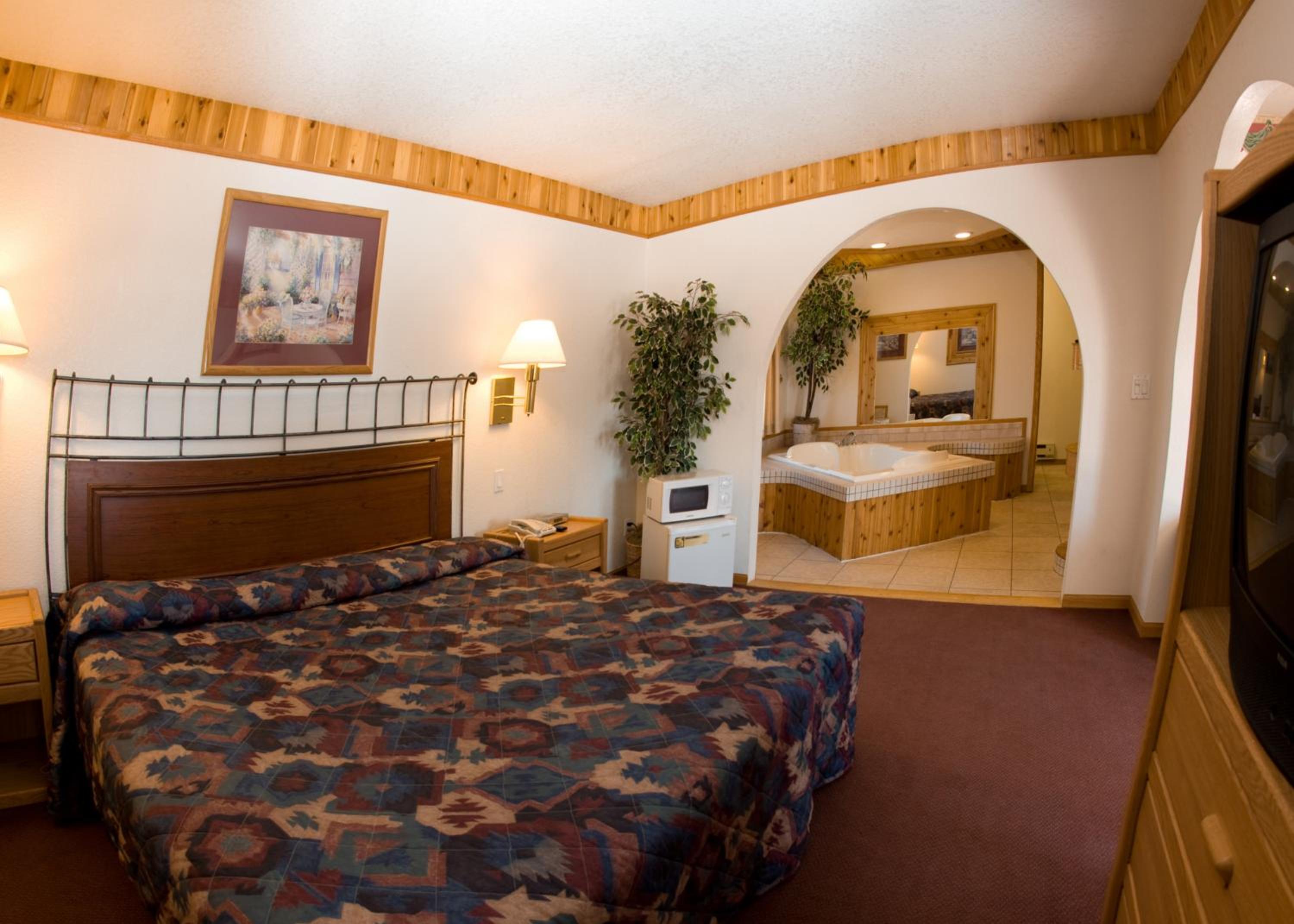 Suite with Hot Tub - Photo 4