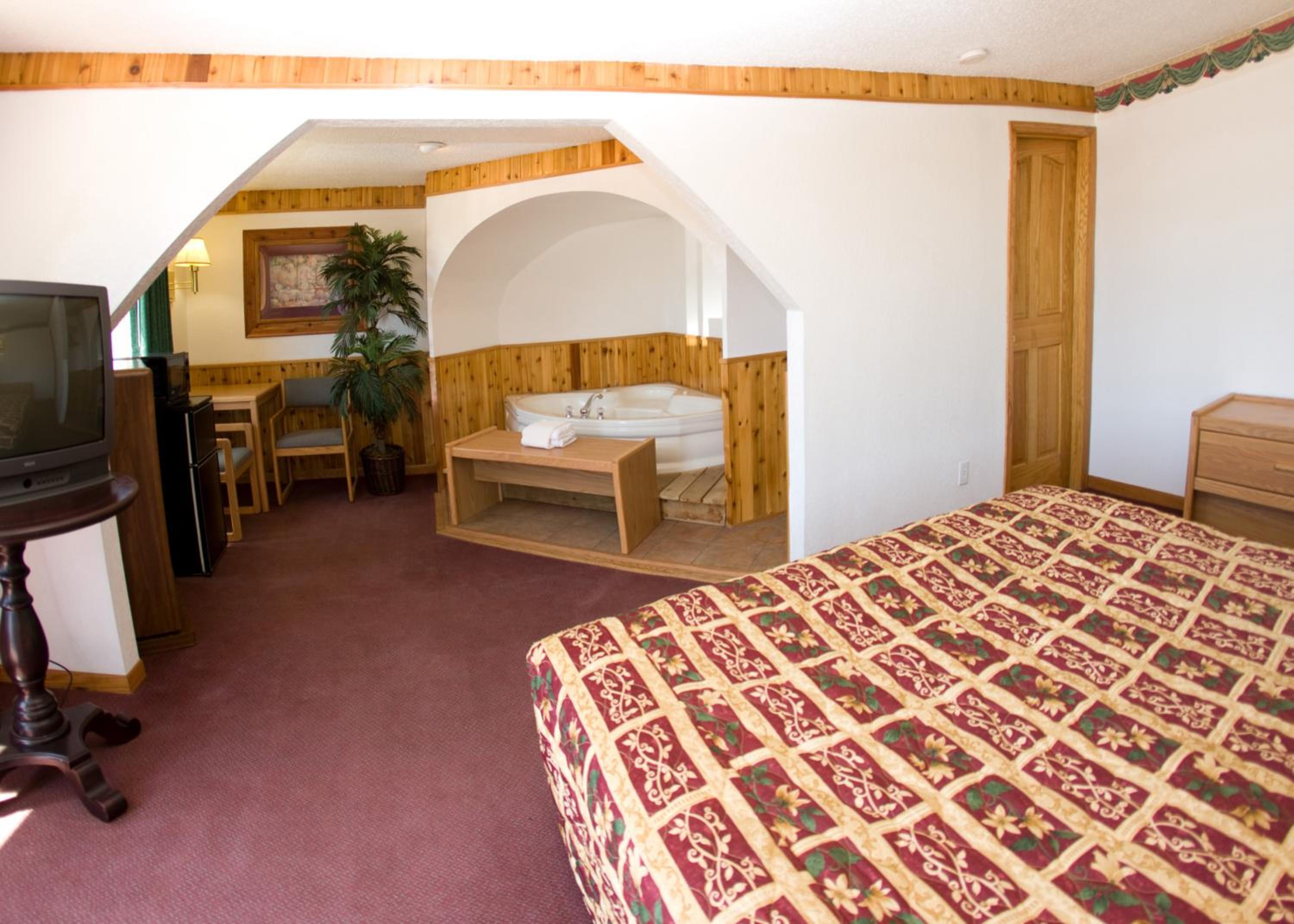 Suite with Hot Tub - Photo 5