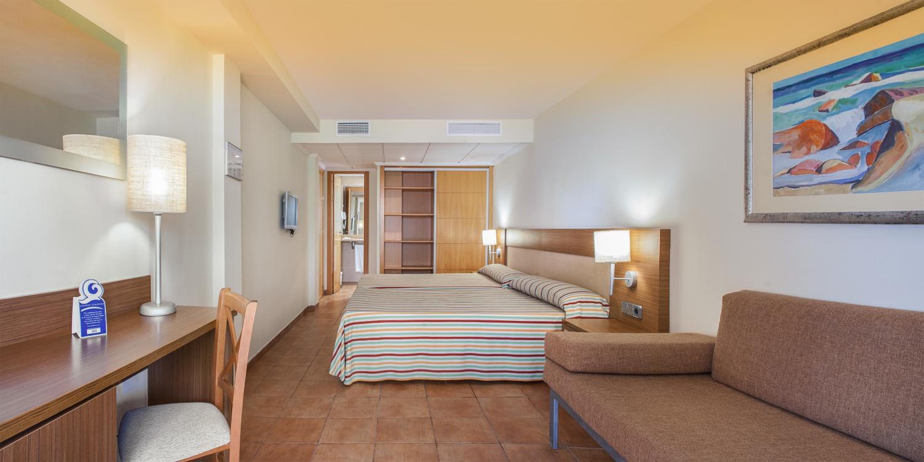 Family Room with Terrace (2-4 Adults) - Photo 4