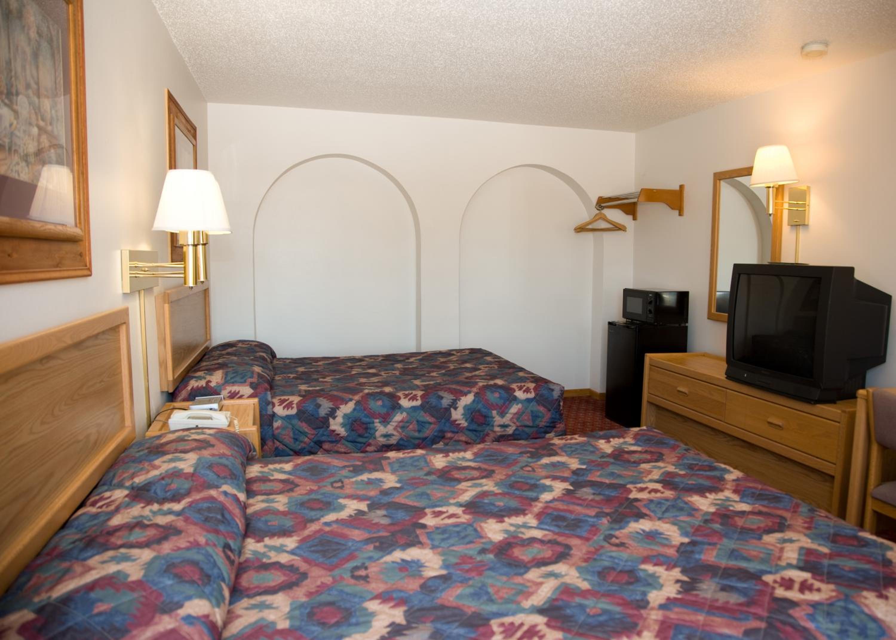 Queen Room with Two Queen Beds - Photo 2