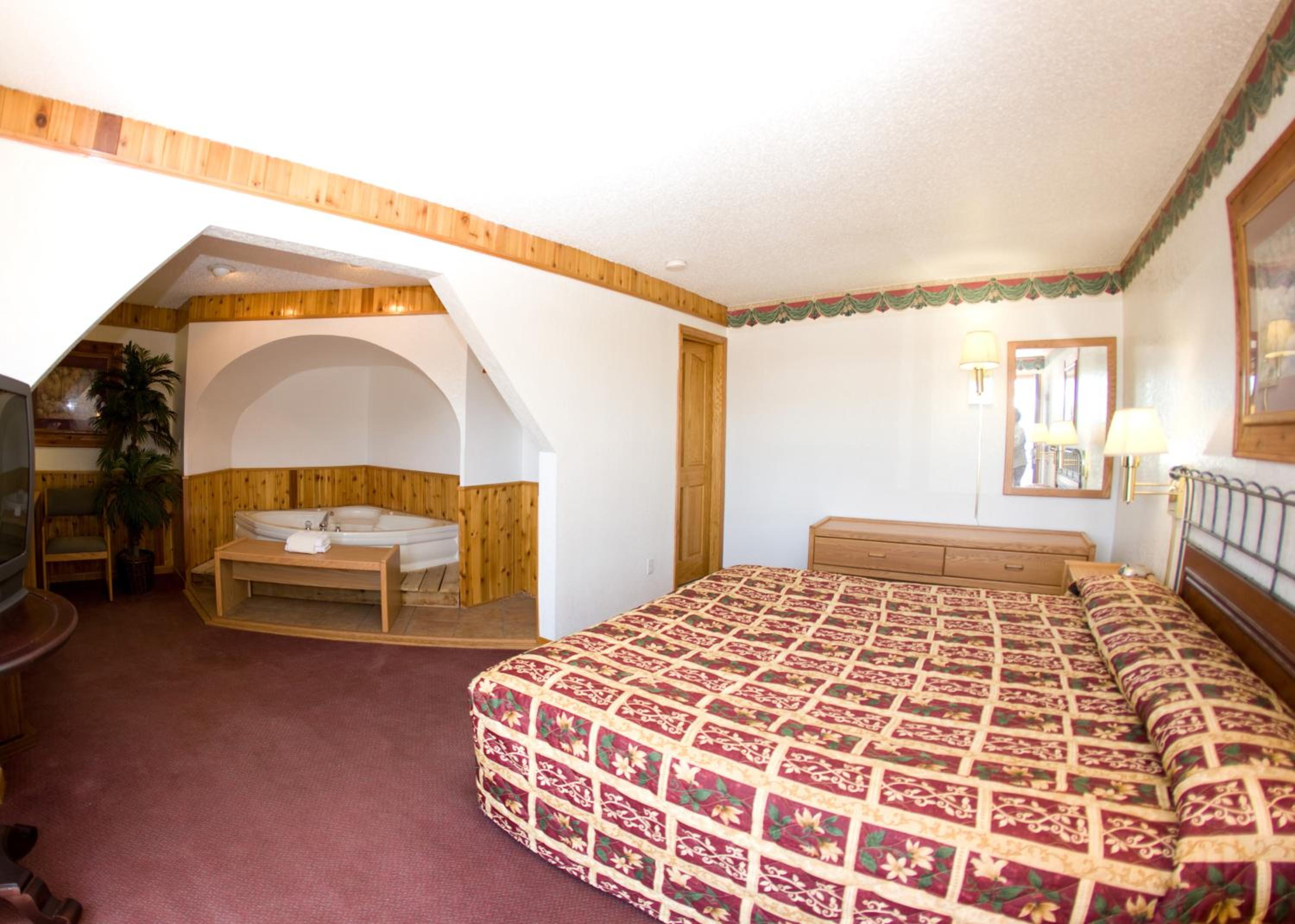 Suite with Hot Tub - Photo 6