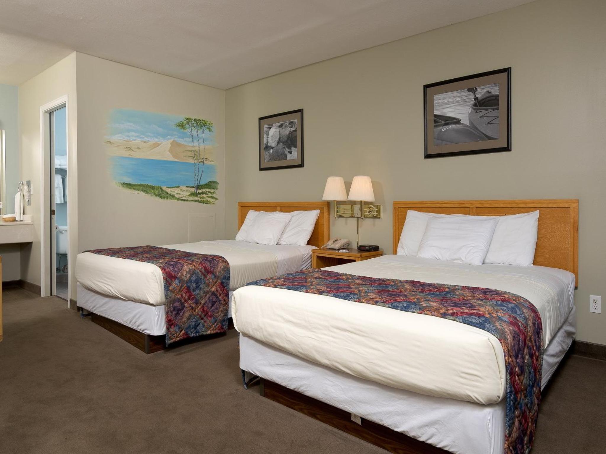 Queen Room with Two Queen Beds - Photo 2