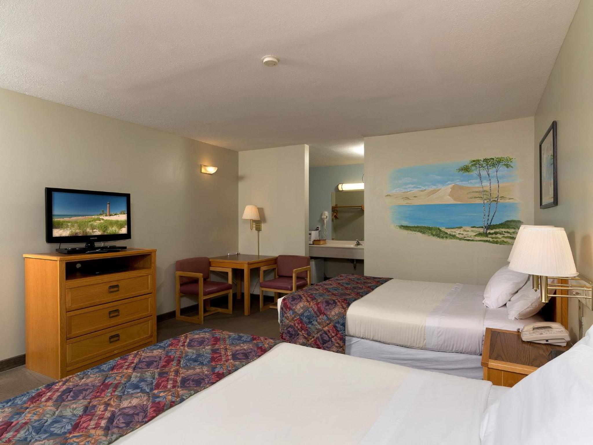 Queen Room with Two Queen Beds - Photo 3