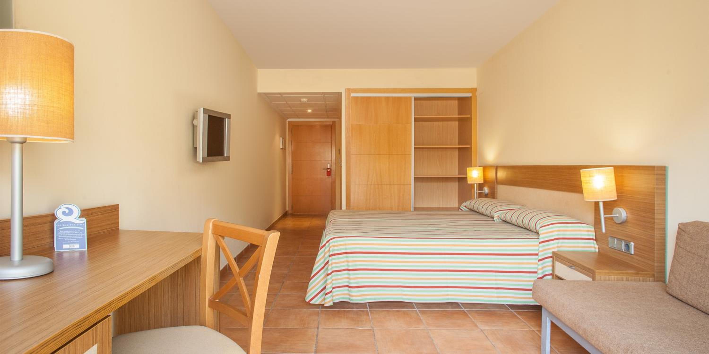 Twin Room with Terrace (2 Adults + 1 Child) photo 3
