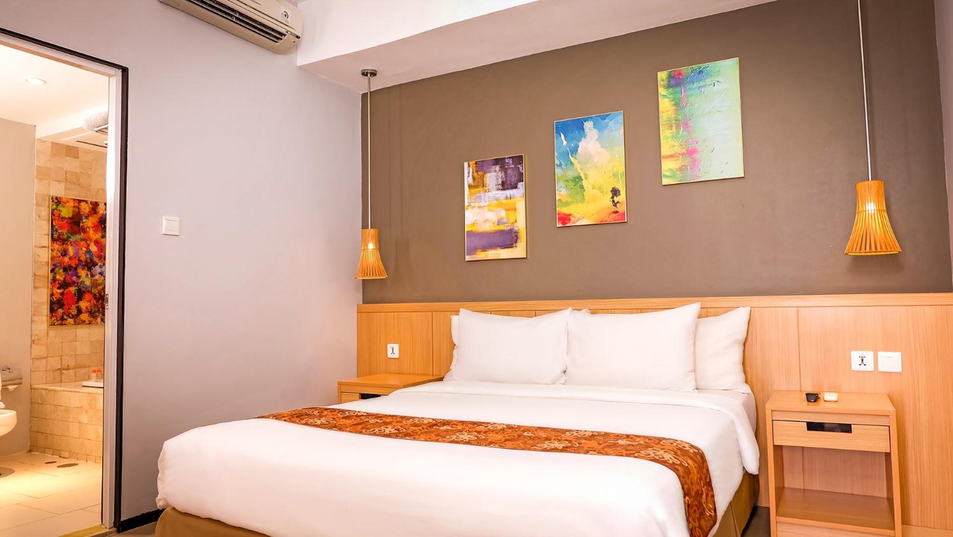 Suite - 1 Queen Bed 2 Single Beds - Photo 3