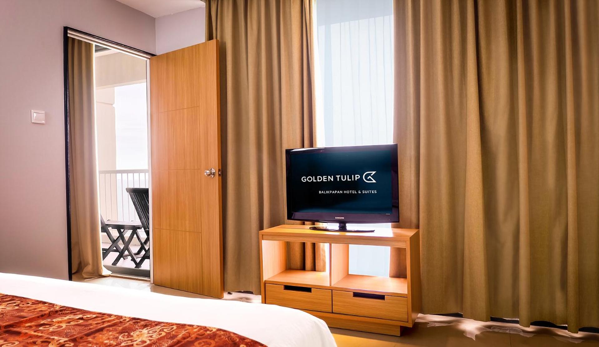 Suite - 1 Queen Bed 2 Single Beds - Photo 6