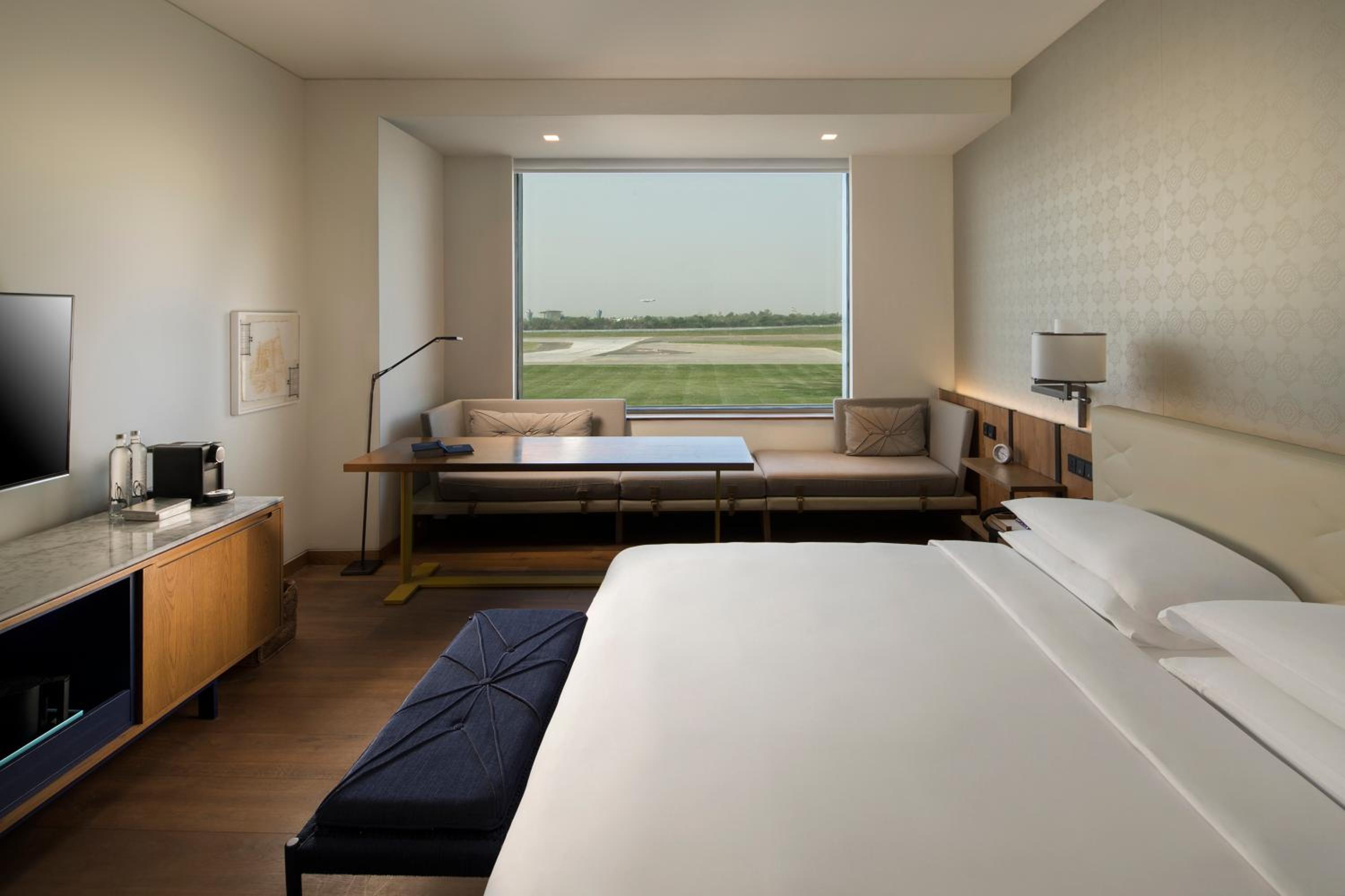 Deluxe King Room with Runway View - Photo 1