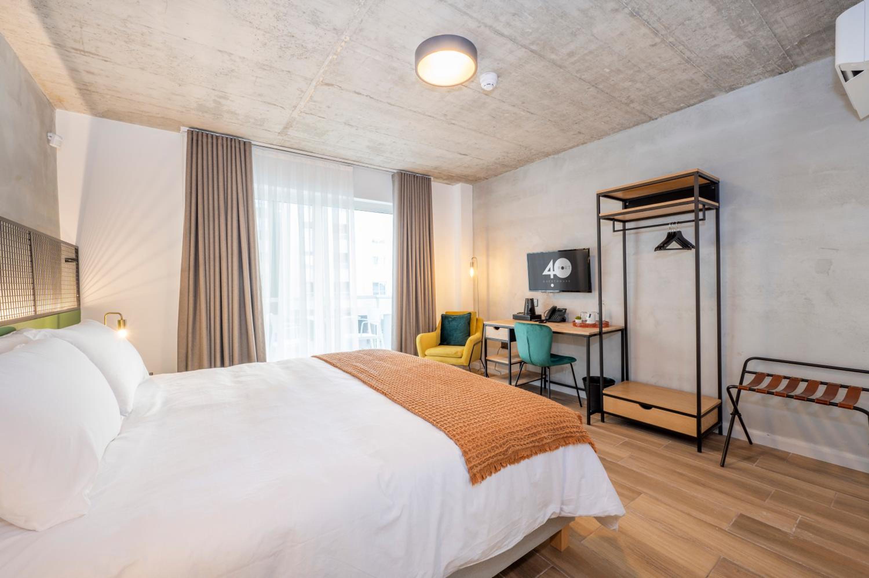 Quarto Queen com Vista Parcial para o Mar e Varanda