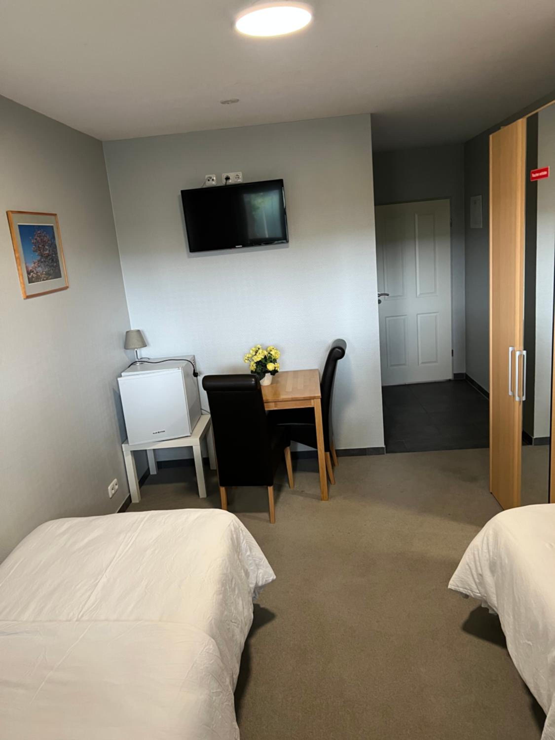 Double Room with Private Bathroom - Photo 3