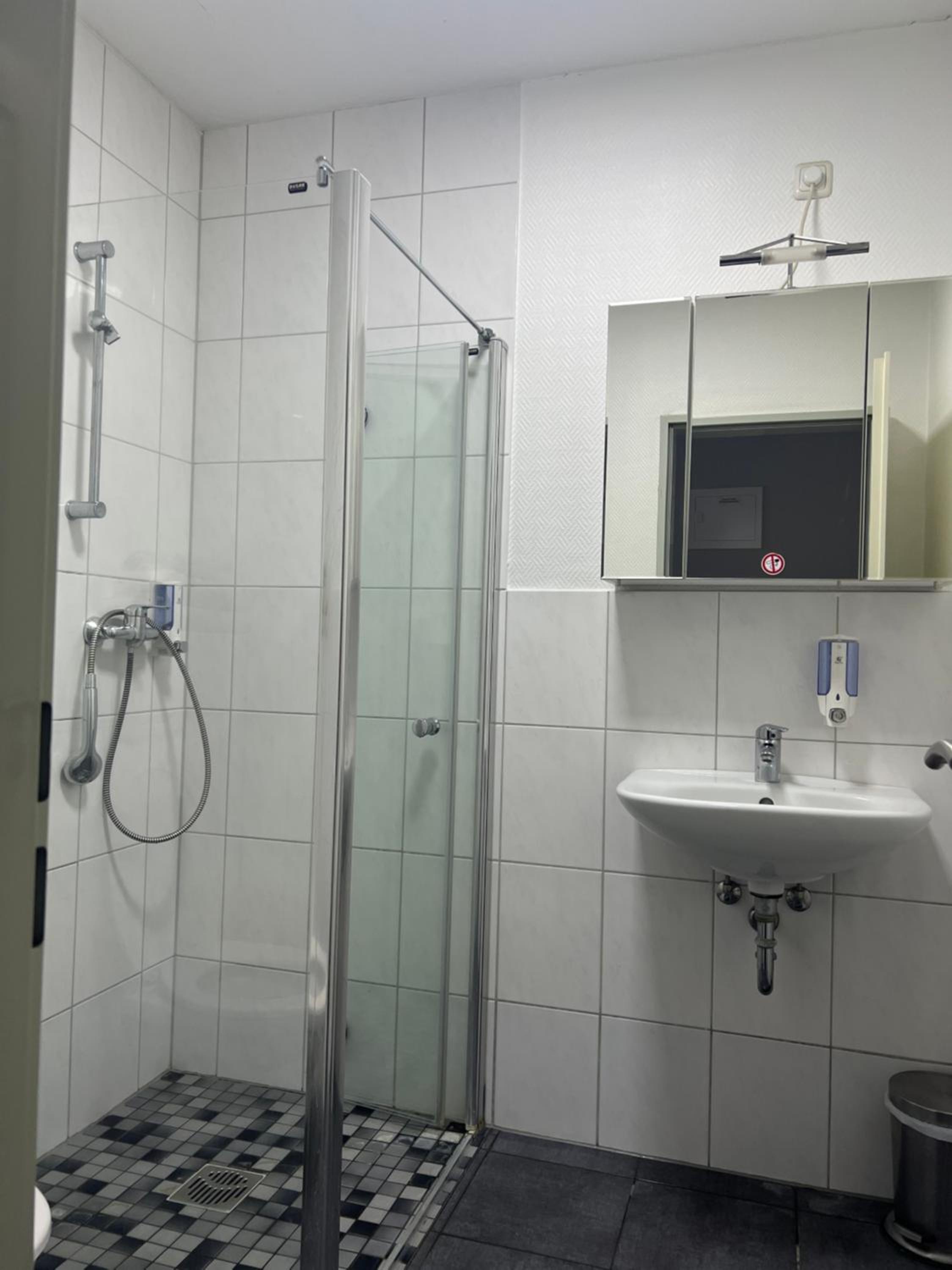 Double Room with Private Bathroom - Photo 4