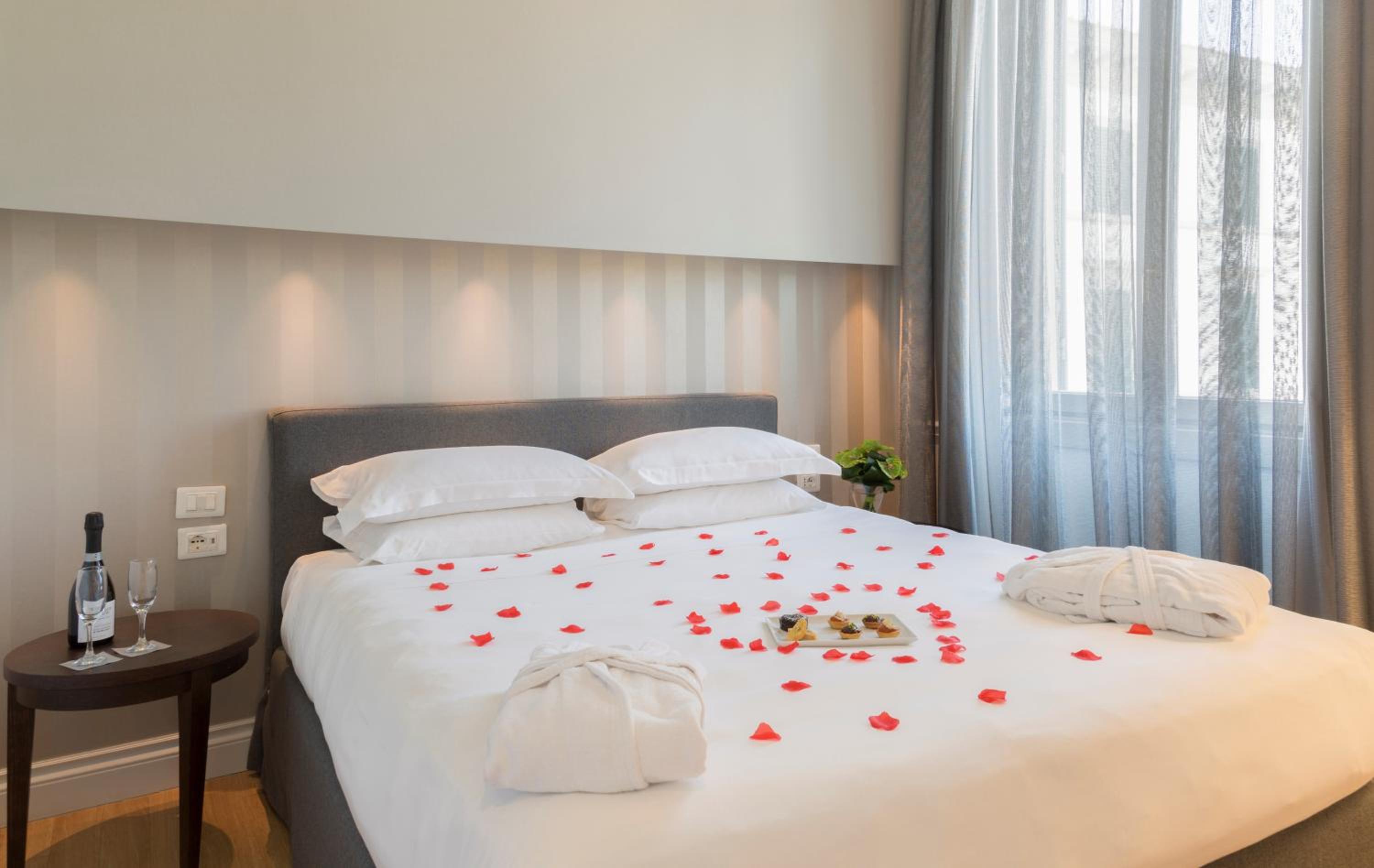 Junior Suite with Spa Access - Photo 2