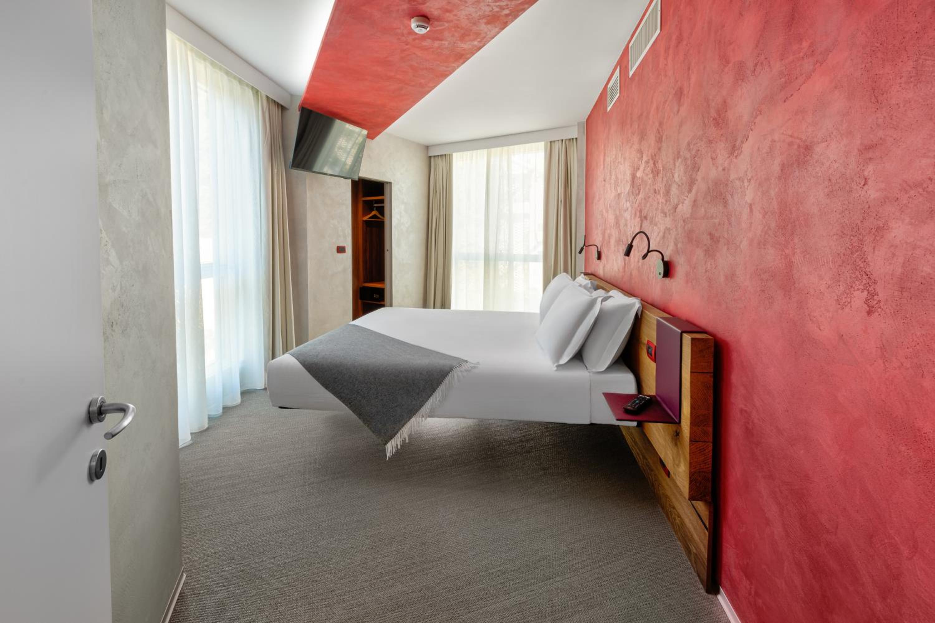 Suite - Photo 1