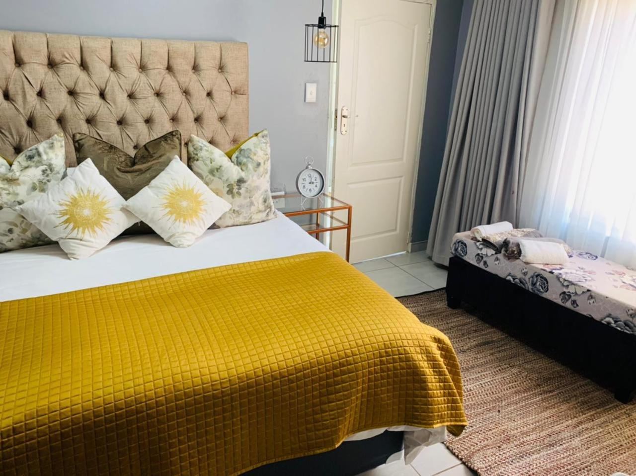 Standard Queen Room - Photo 6