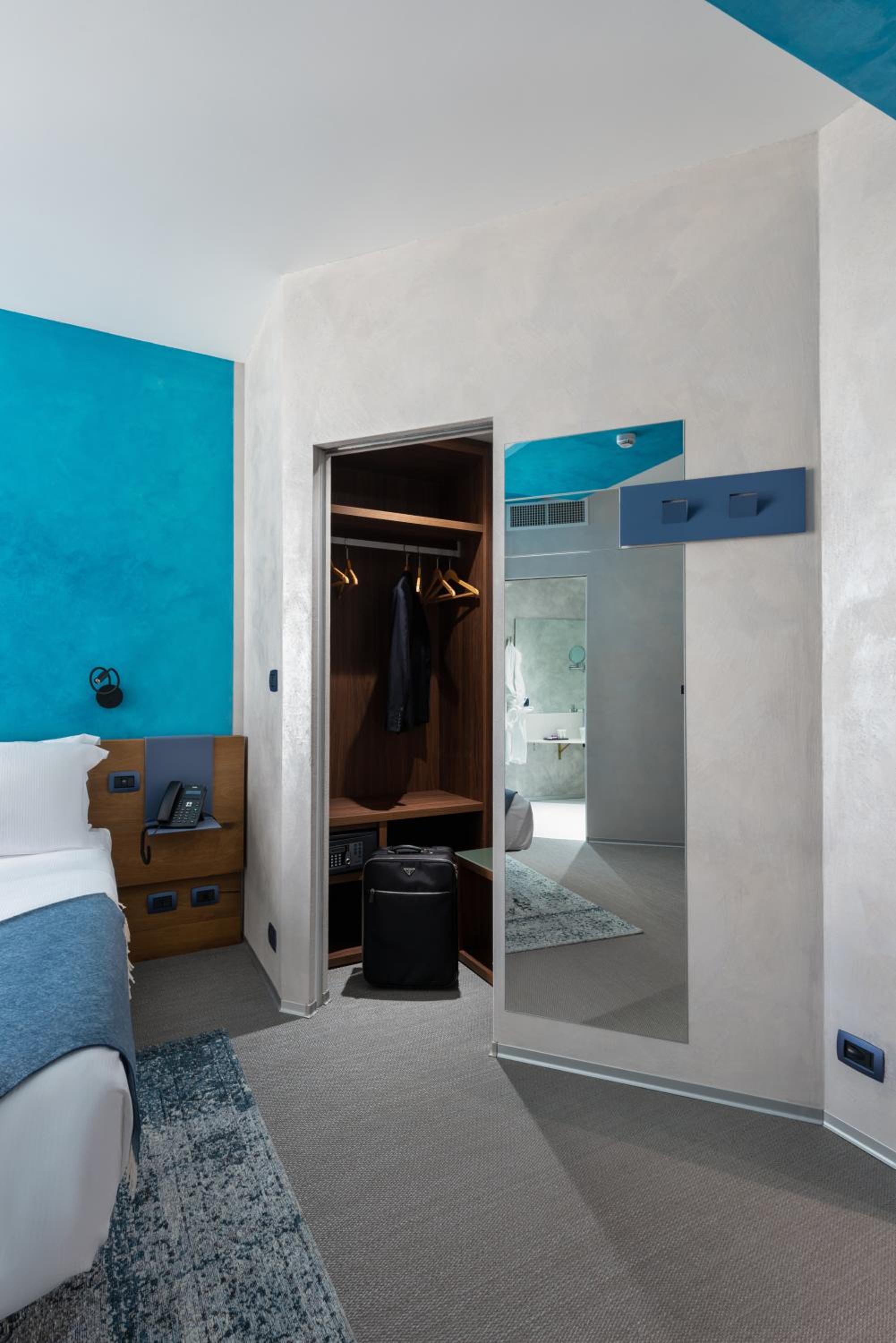 Deluxe Room - Photo 7
