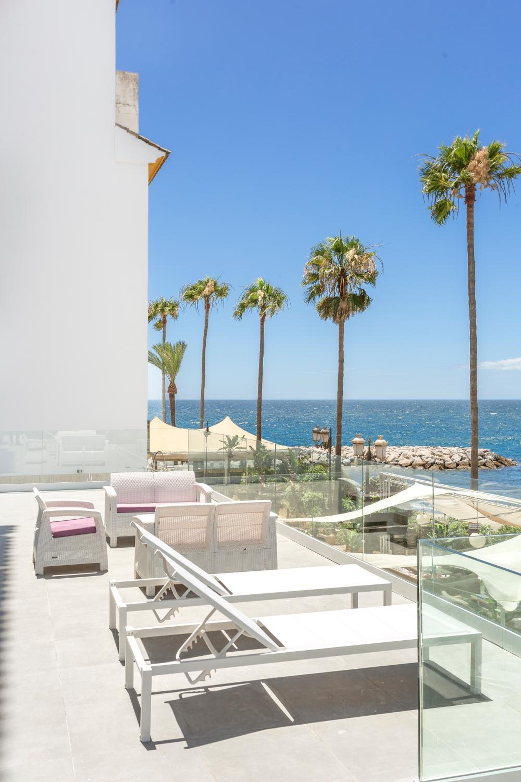Deluxe Three-Bedroom Apartment with Sea View and Hot Tub - Photo 2