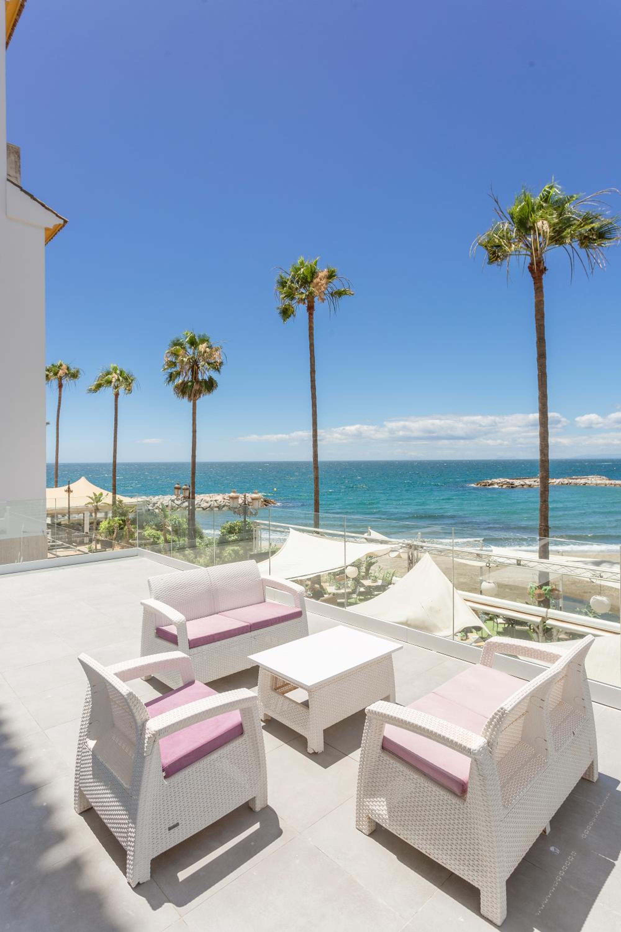 Deluxe Three-Bedroom Apartment with Sea View and Hot Tub - Photo 13