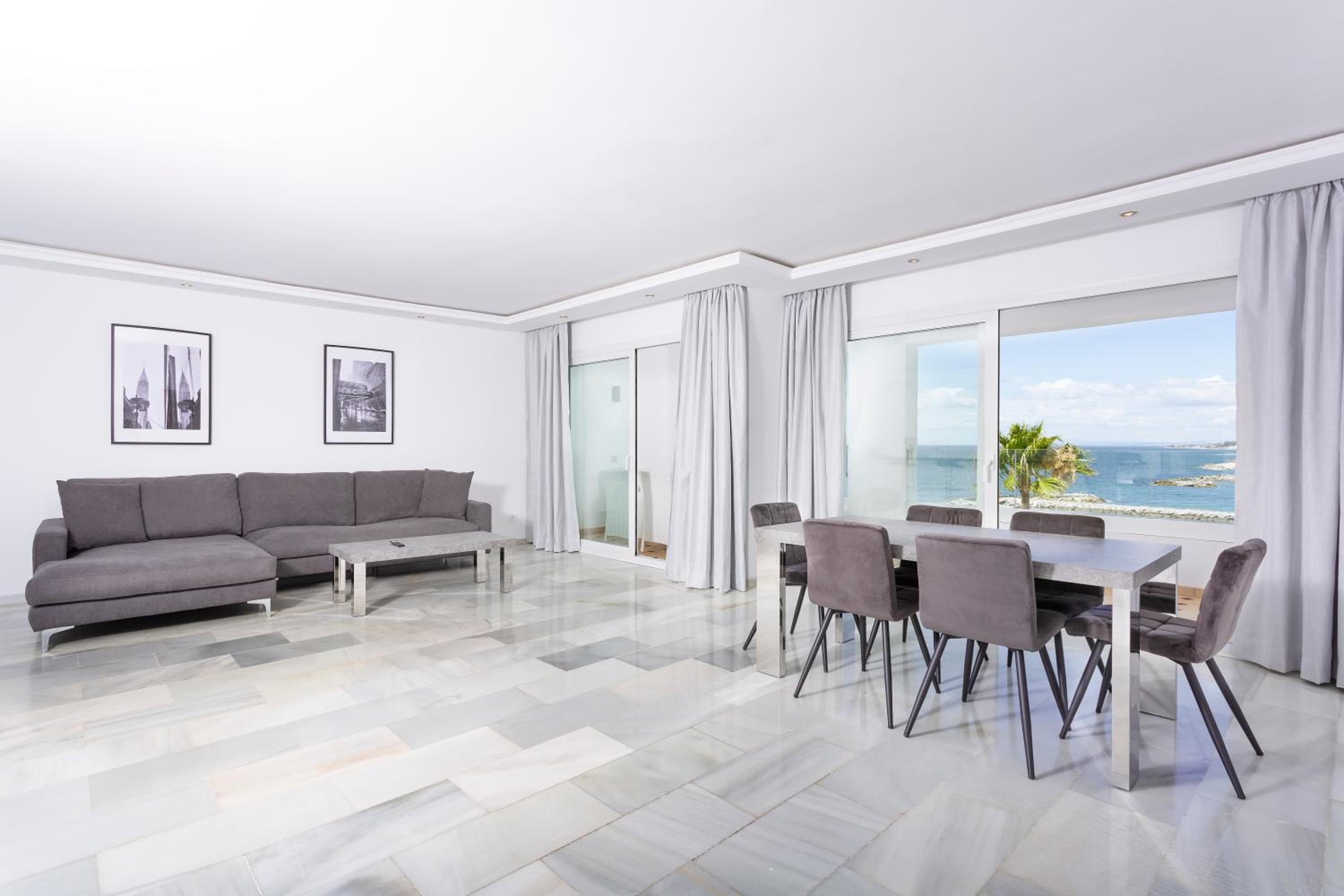 Deluxe Three-Bedroom Apartment with Sea View and Hot Tub - Photo 9
