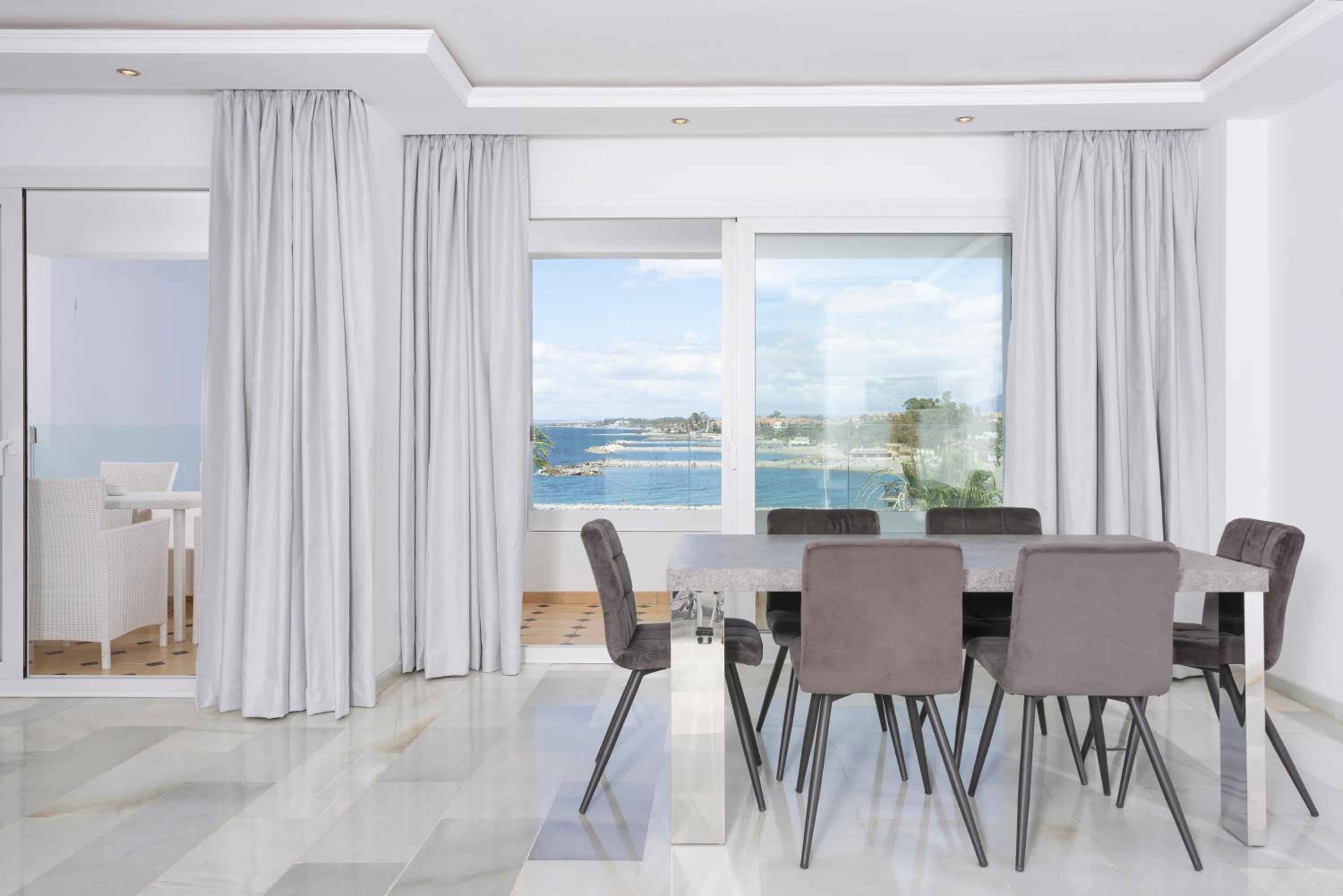 Deluxe Three-Bedroom Apartment with Sea View and Hot Tub - Photo 7