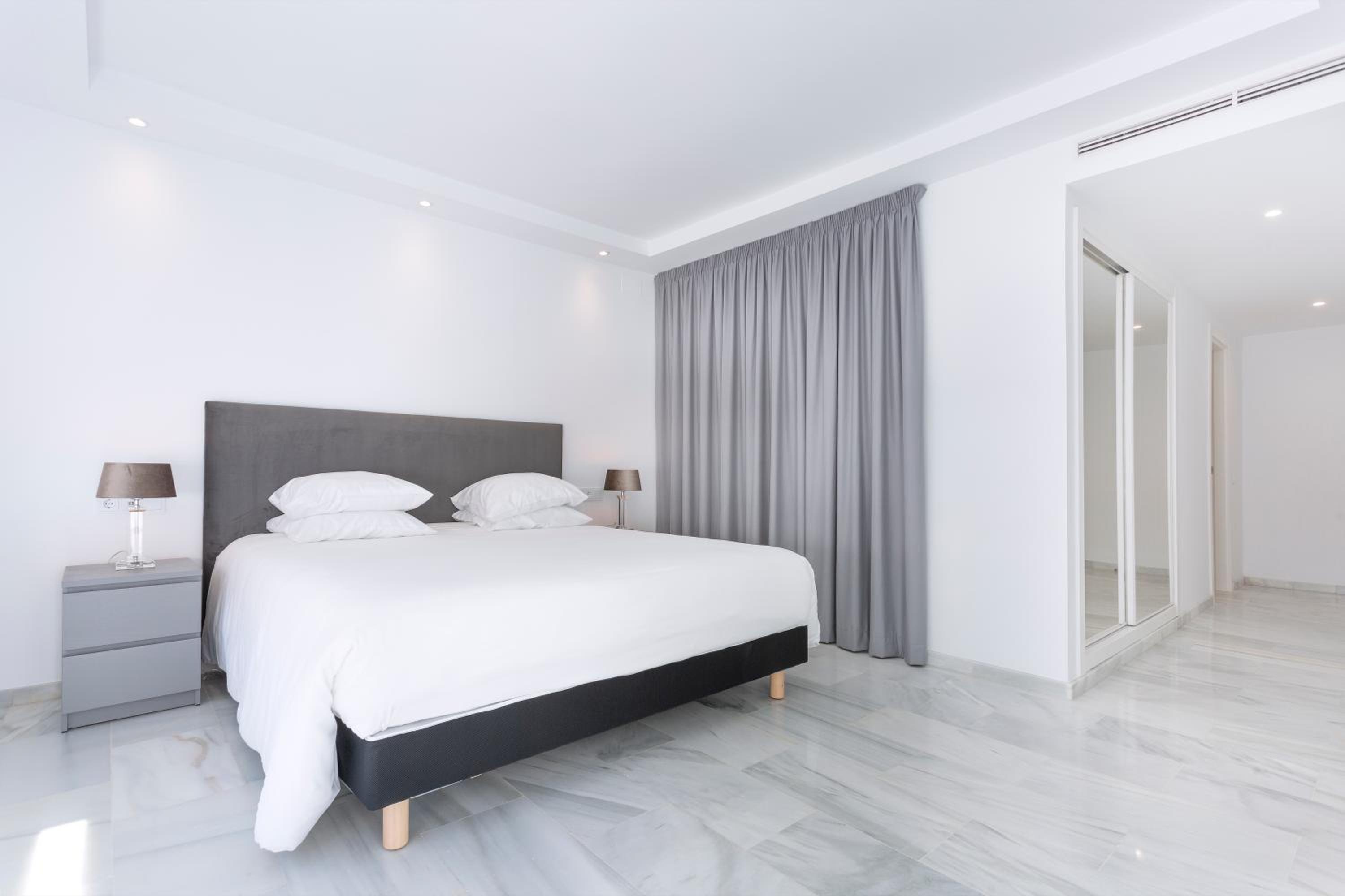 Deluxe Four-Bedroom Apartment with Sea View - Photo 16