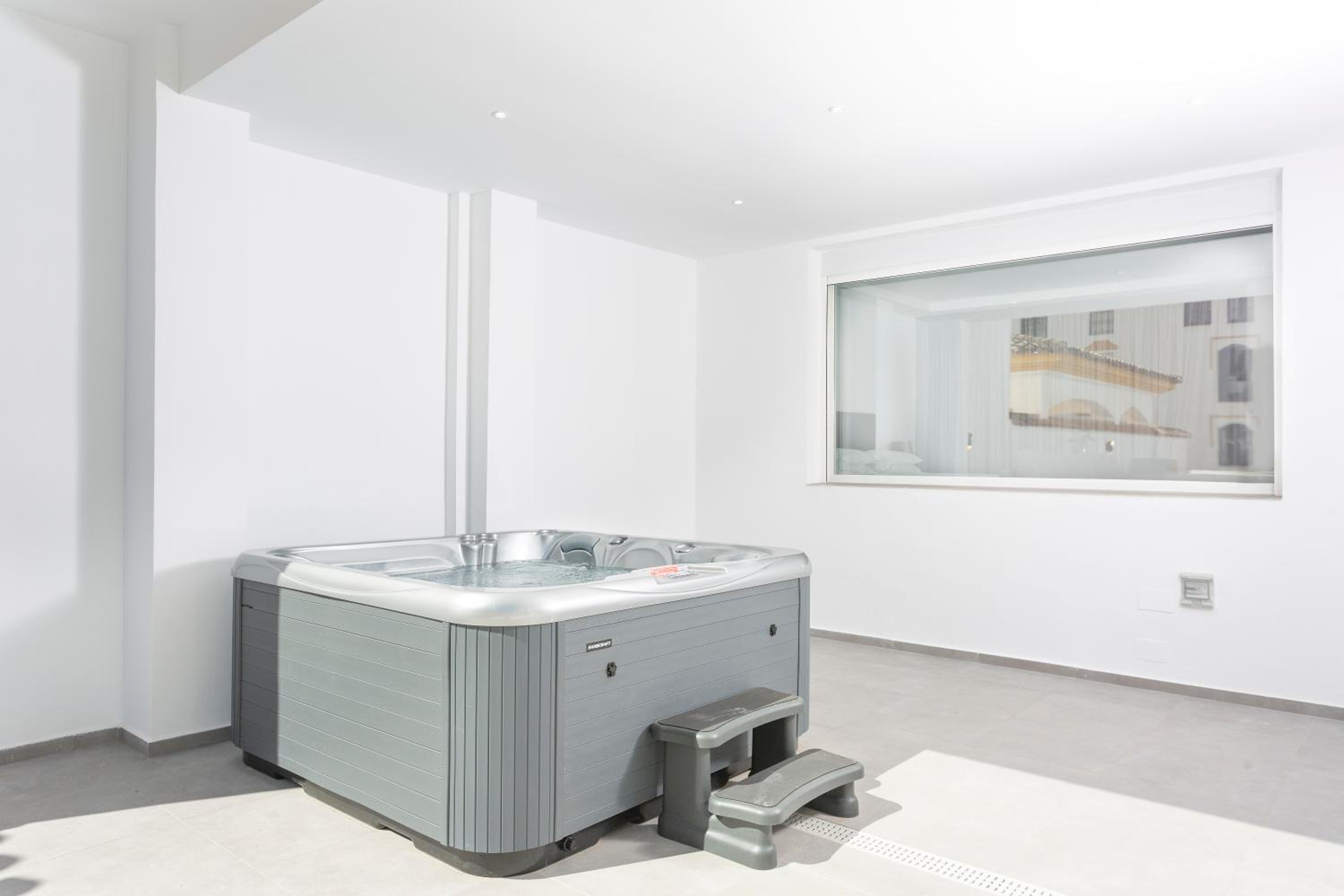 Deluxe Four-Bedroom Apartment with Sea View and Hot Tub - Photo 5