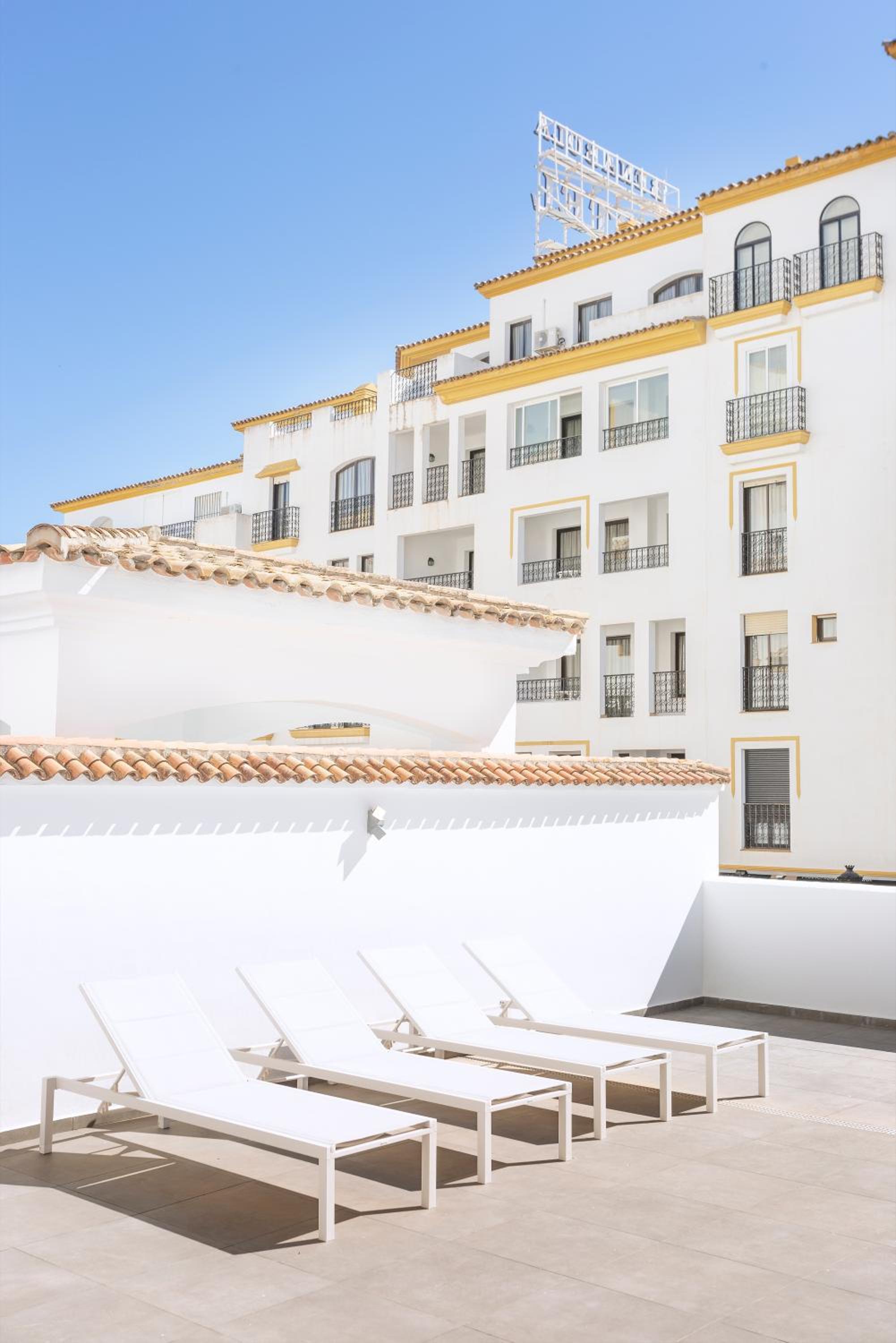 Deluxe Four-Bedroom Apartment with Sea View and Hot Tub - Photo 4