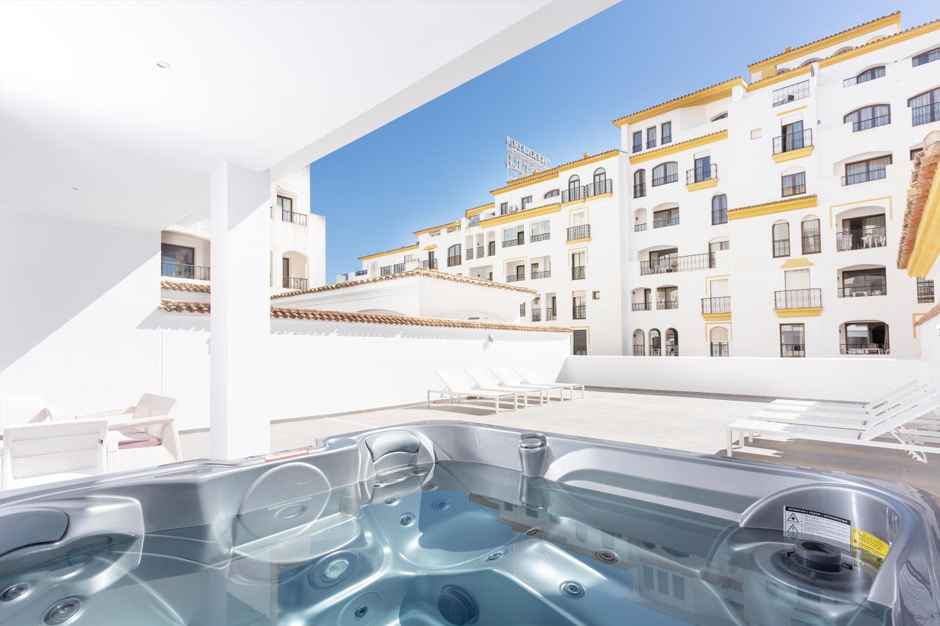 Deluxe Four-Bedroom Apartment with Sea View and Hot Tub - Photo 6