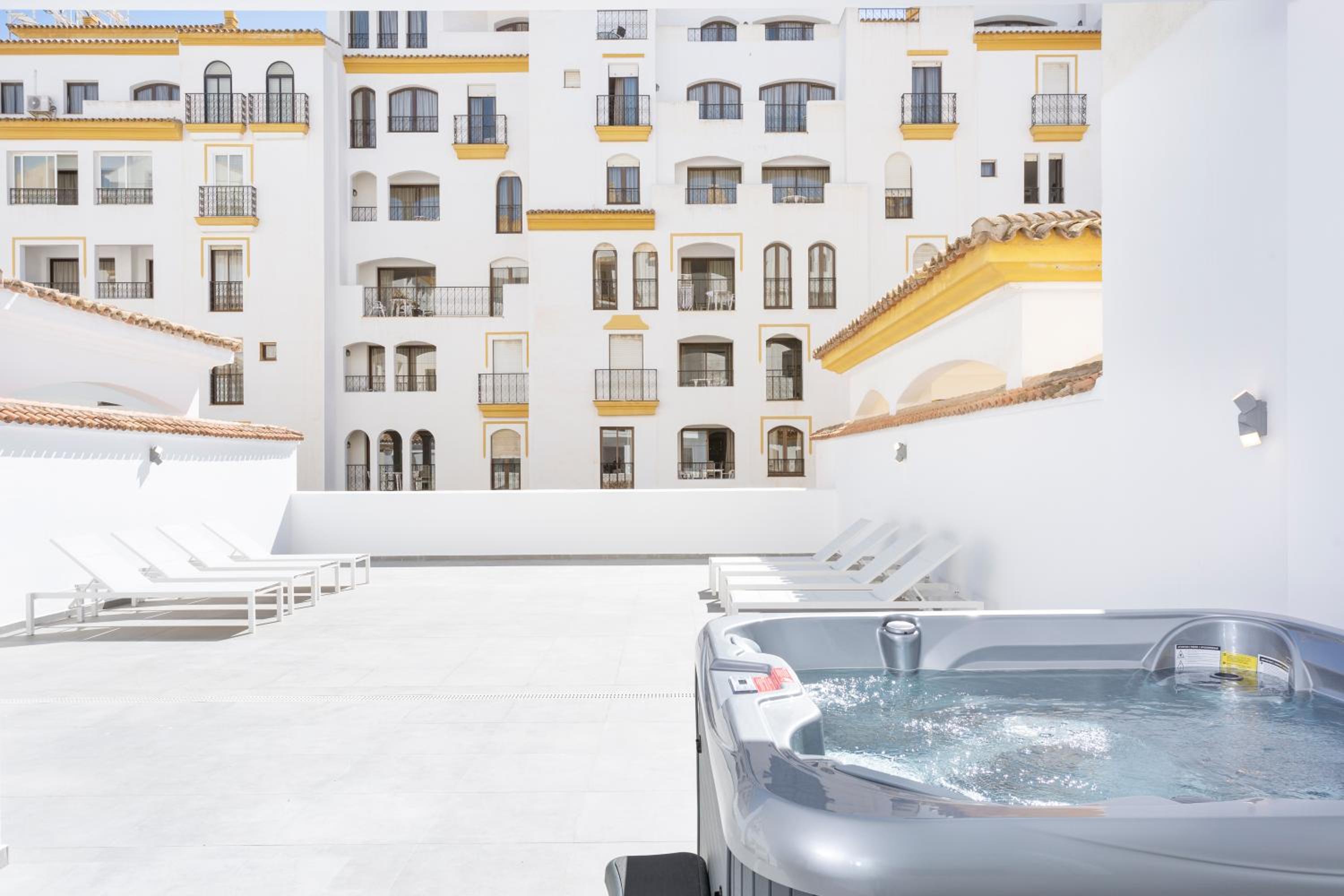 Deluxe Three-Bedroom Apartment with City View and Hot Tub