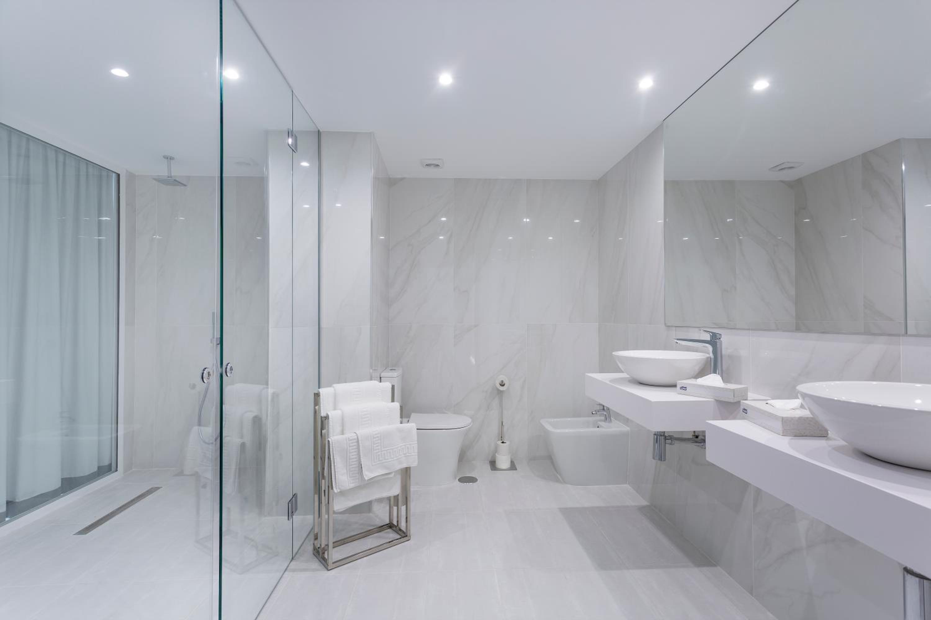 Deluxe Three-Bedroom Apartment with Sea View and Hot Tub - Photo 8