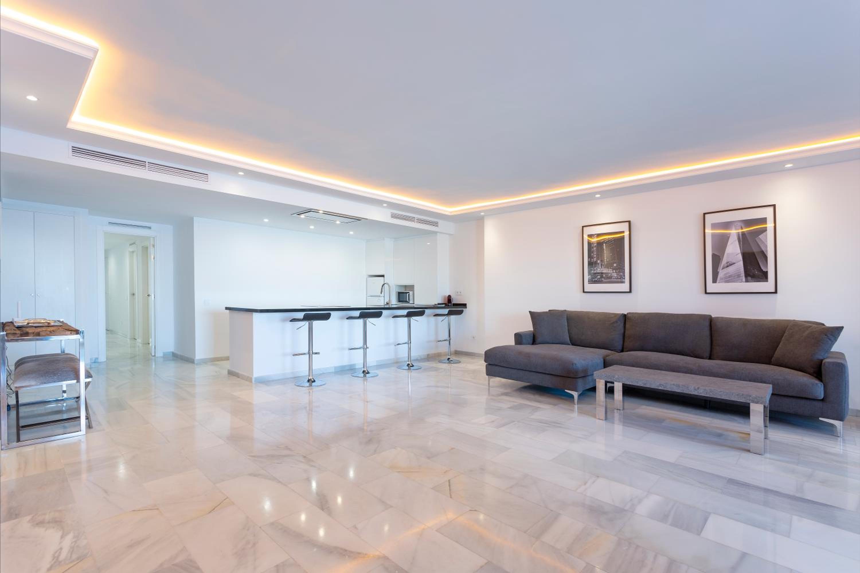 Deluxe Four-Bedroom Apartment with Sea View - Photo 17