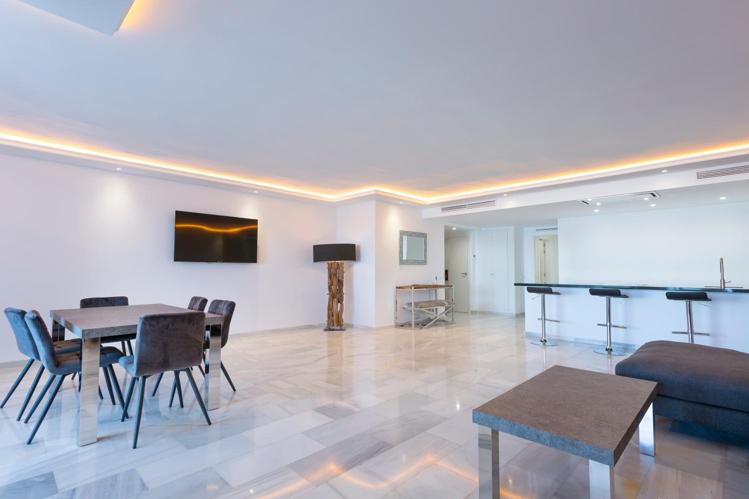 Deluxe Three-Bedroom Apartment with Sea View and Hot Tub - Photo 6