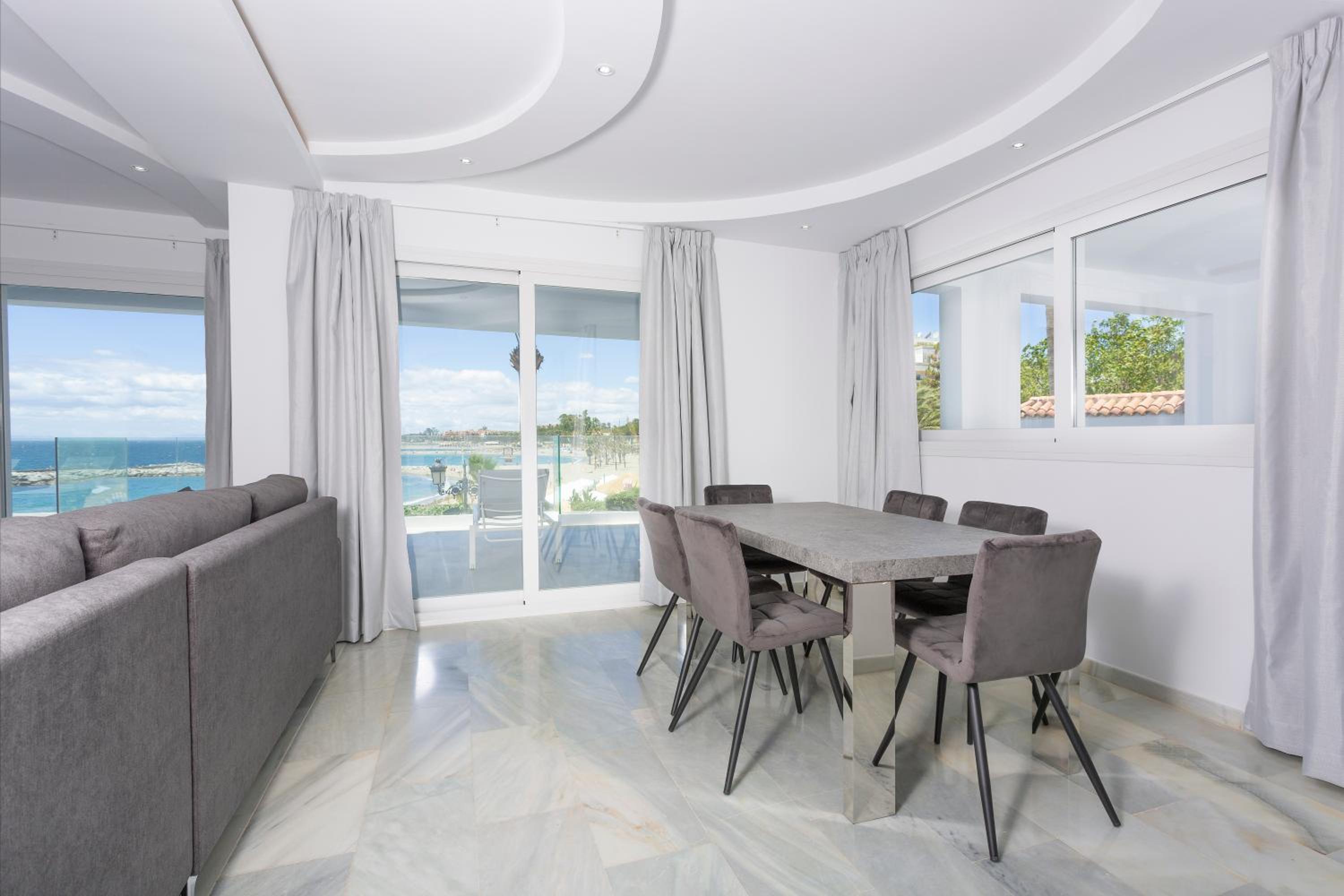 Deluxe Three-Bedroom Apartment with City View - Photo 7