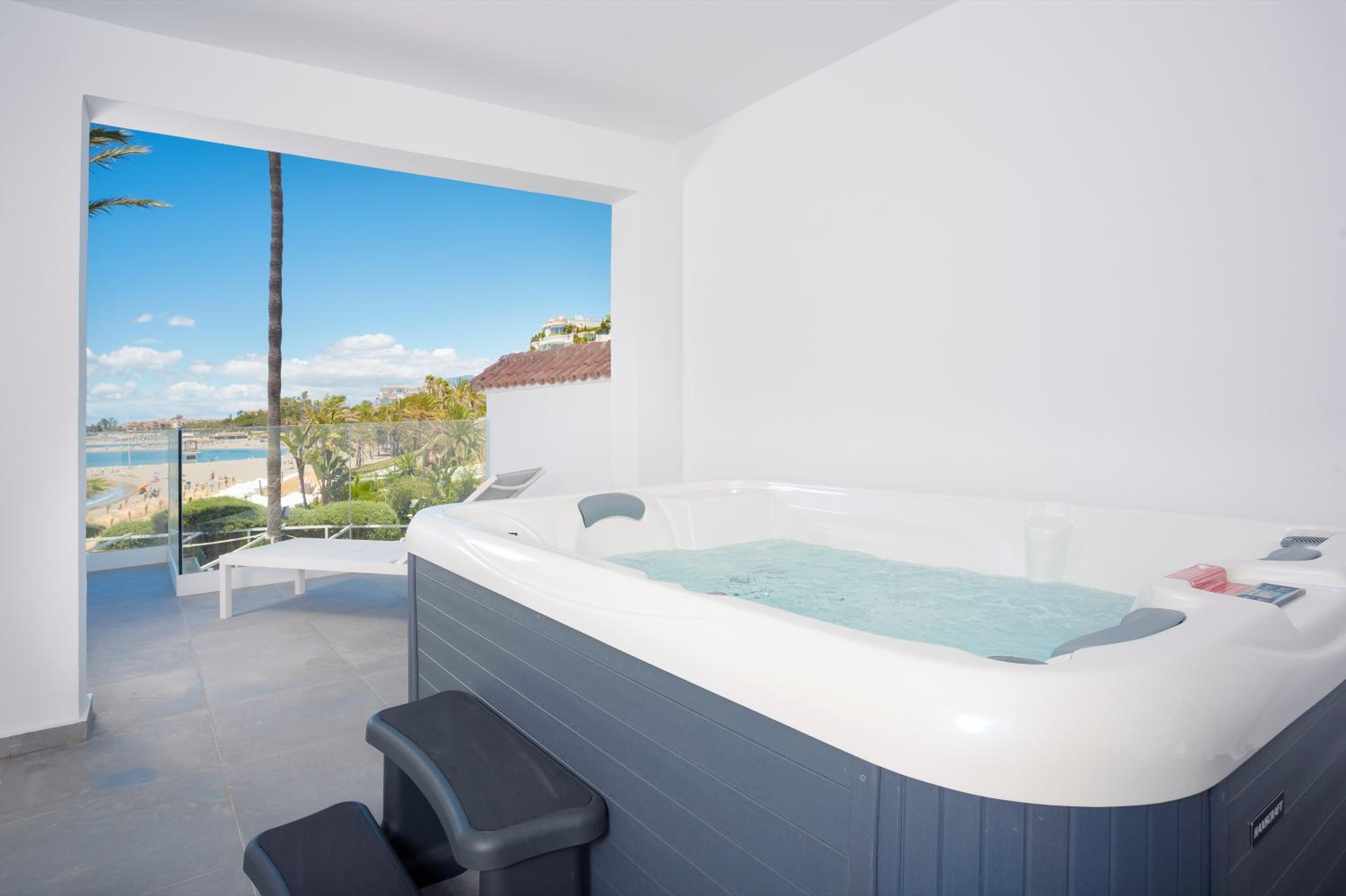 Deluxe Three-Bedroom Apartment with Sea View and Hot Tub - Photo 11