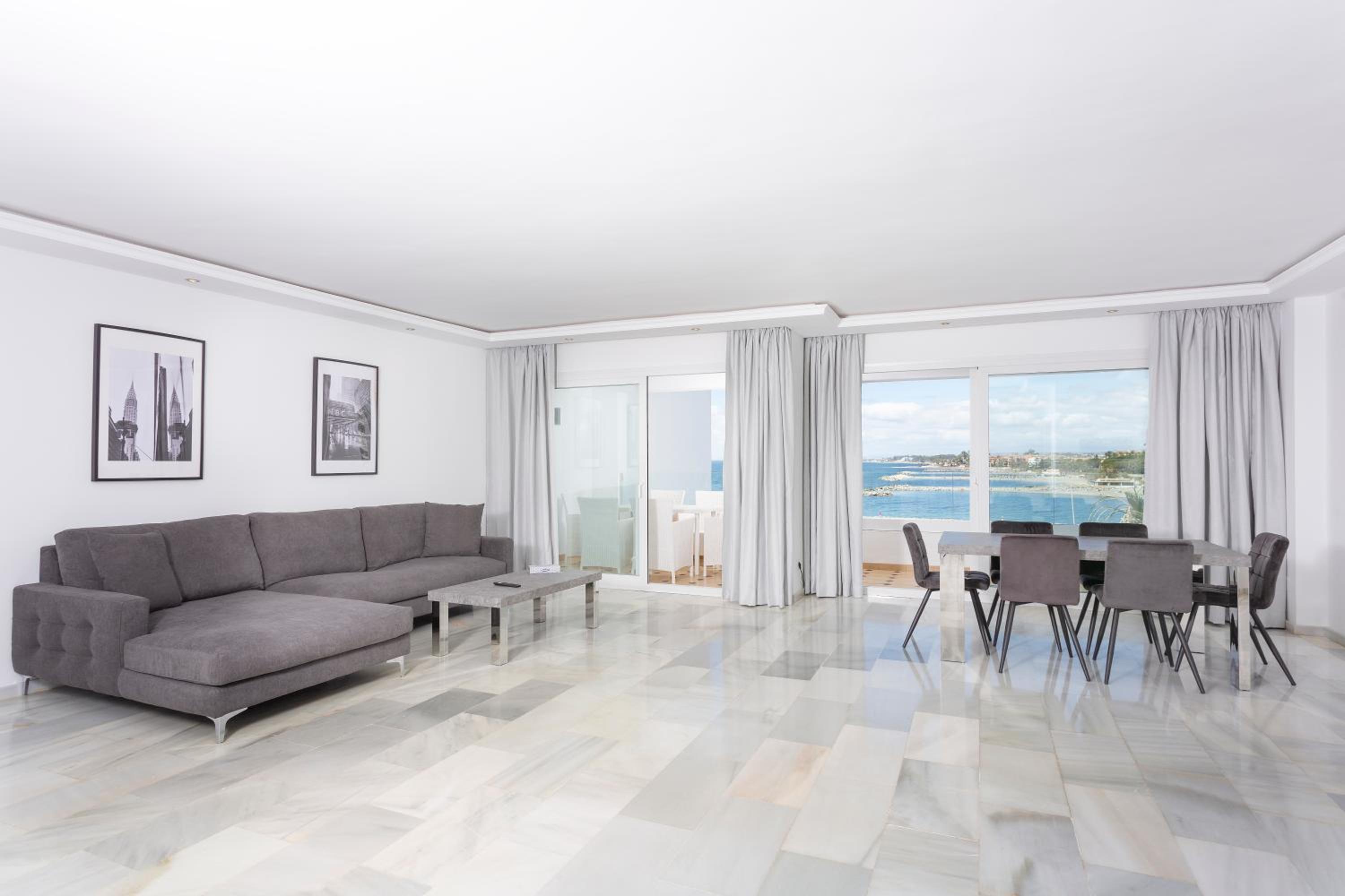 Deluxe Four-Bedroom Apartment with Sea View and Hot Tub - Photo 1