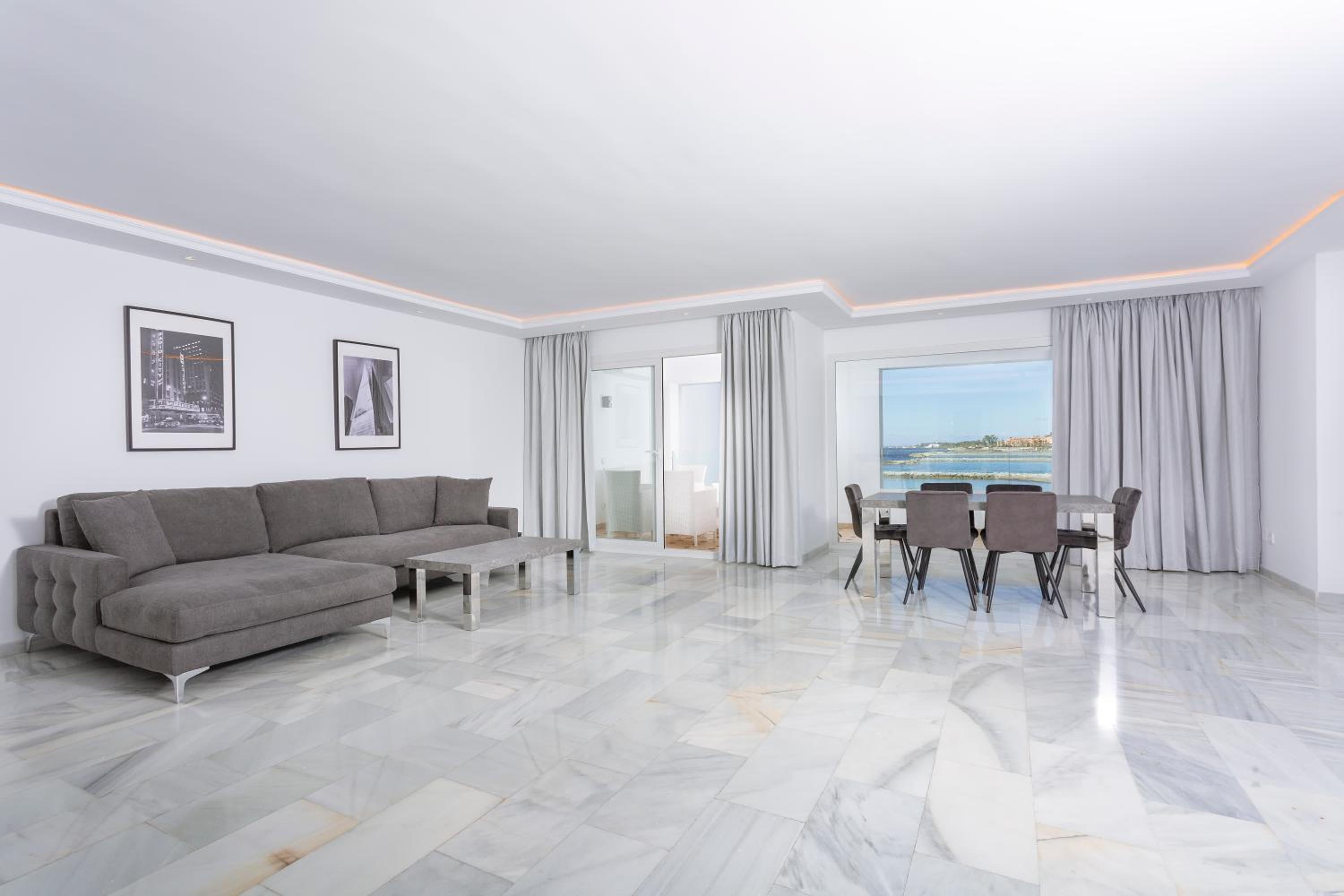 Deluxe Four-Bedroom Apartment with Sea View - Photo 8