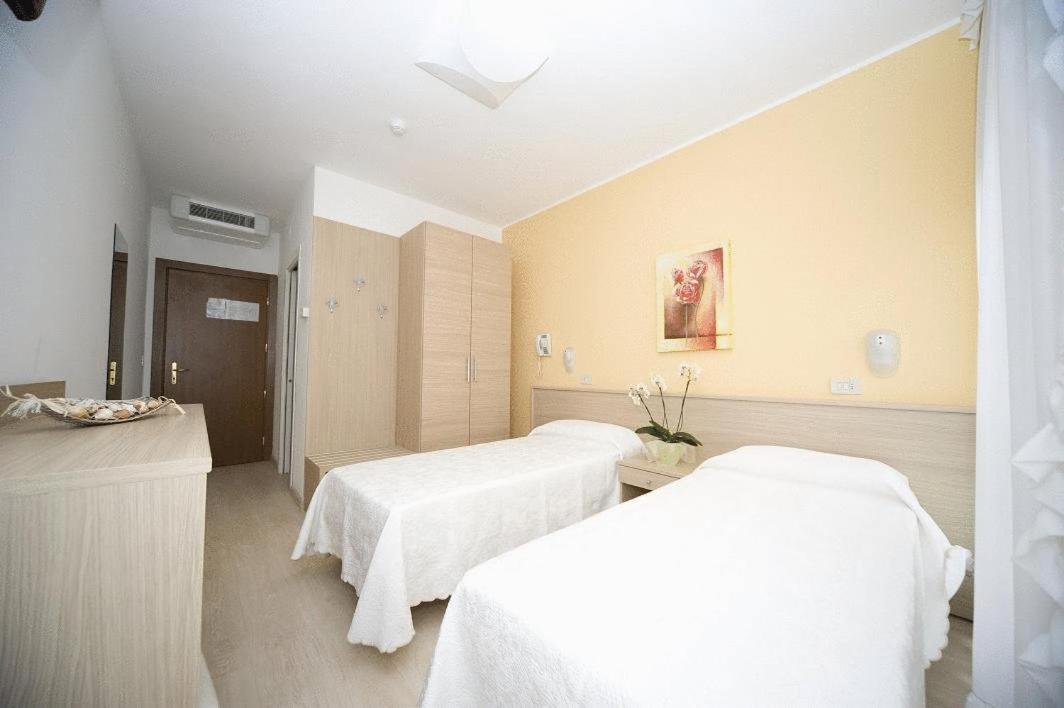 Double Room with Balcony - Photo 6