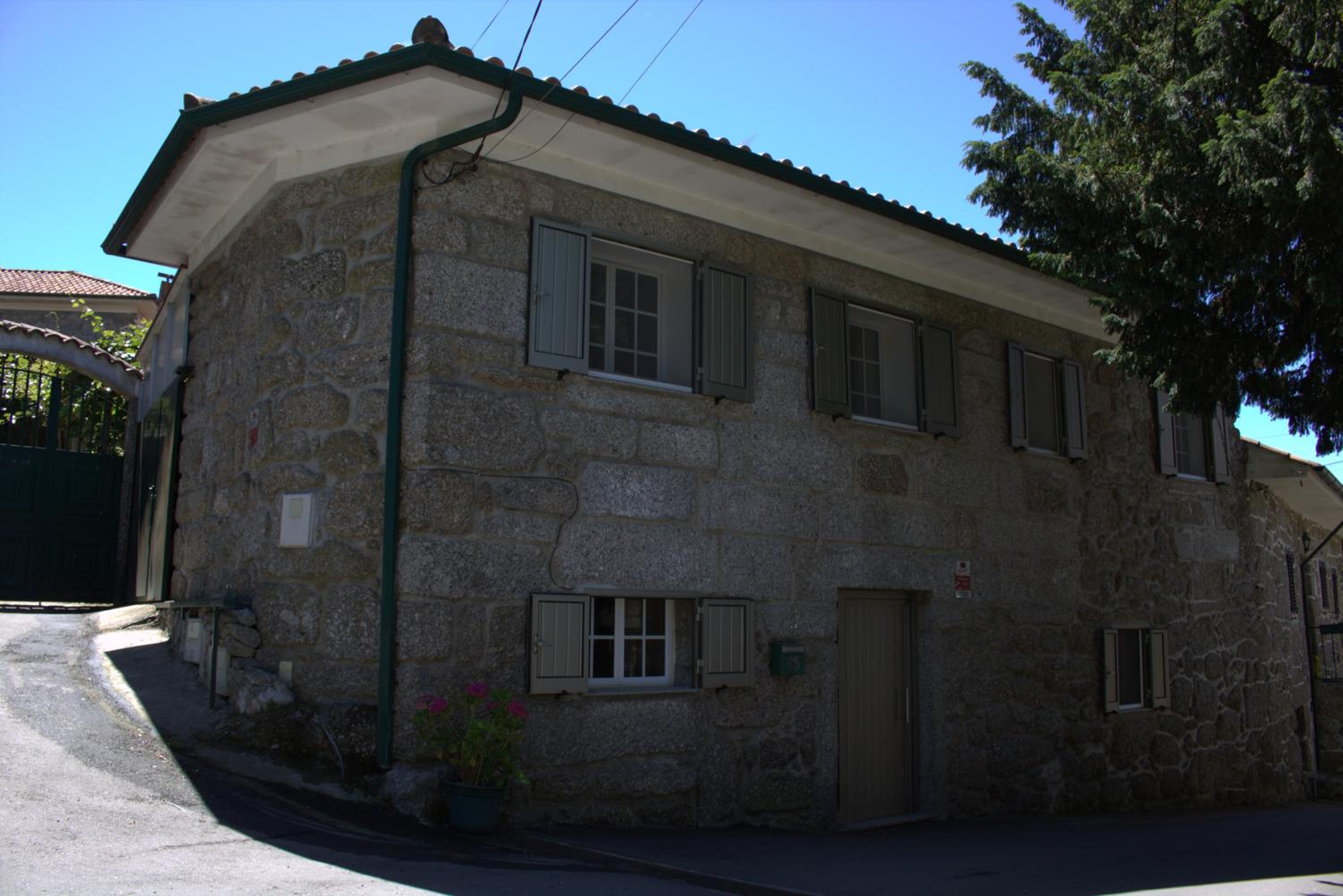 Three-Bedroom House - Photo 2