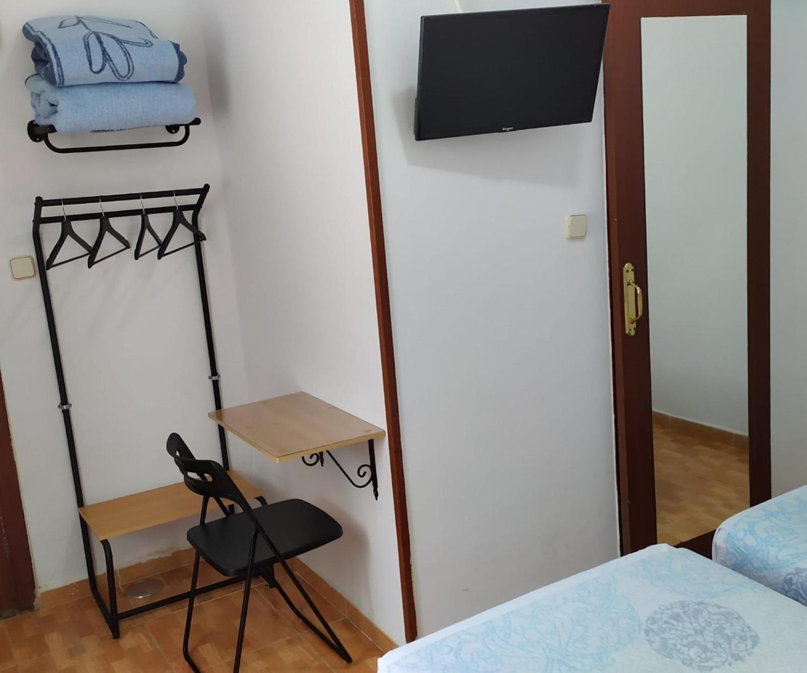 Twin Room with Private Bathroom - Non Smoking photo 2
