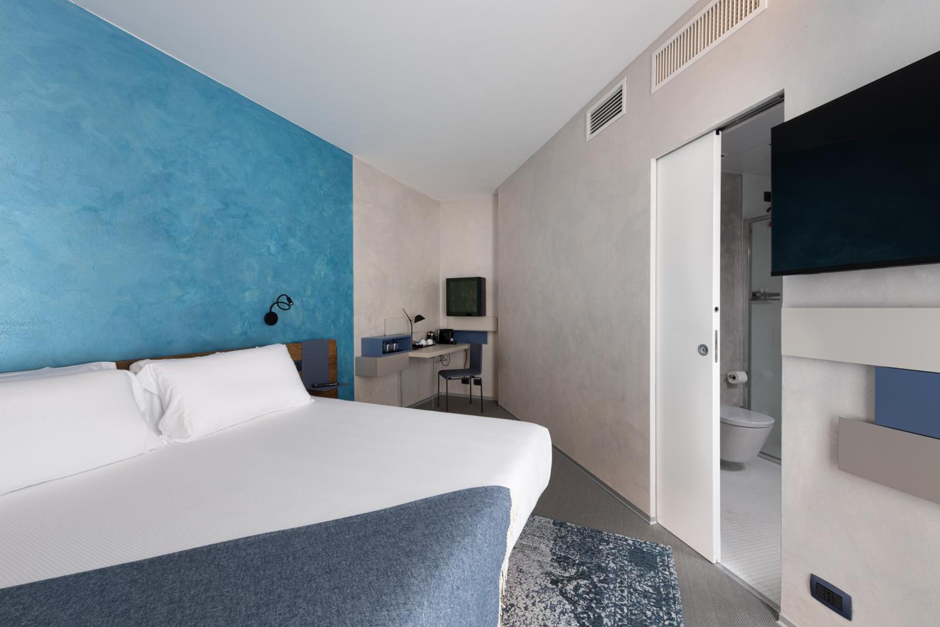 Deluxe Room - Photo 3