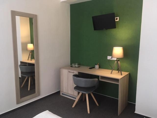 Twin Room - Photo 11