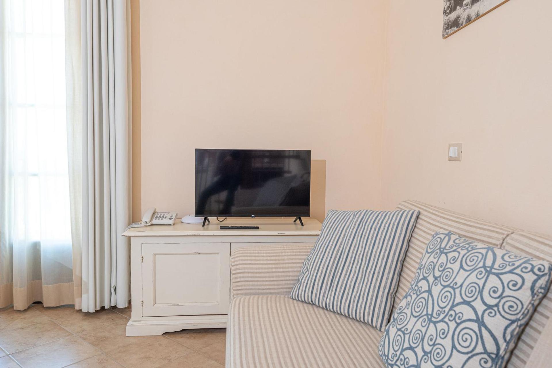 One-Bedroom Apartment (4 Adults) - Photo 9