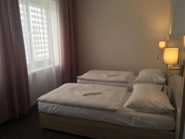 Twin Room - Photo 9