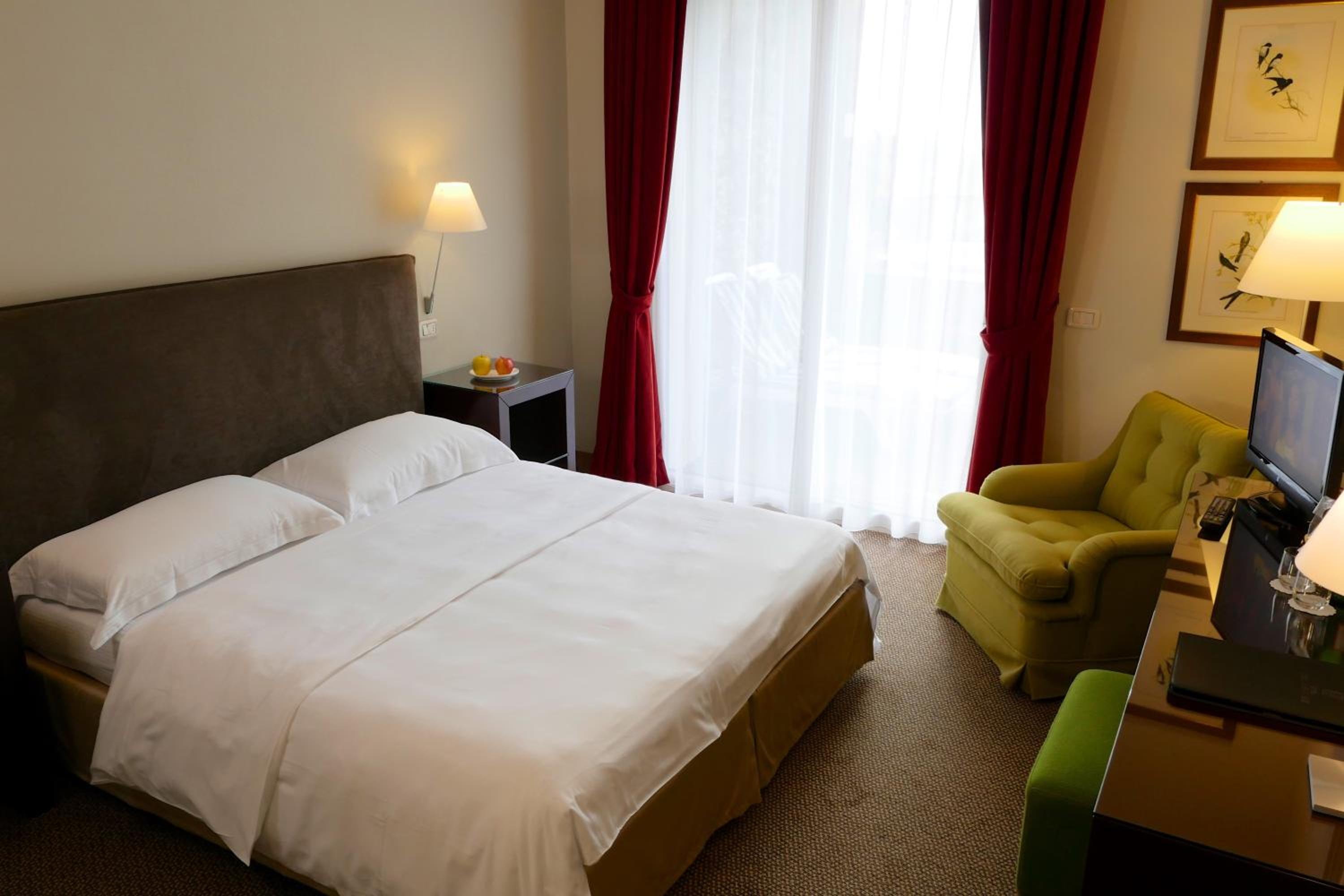 Prestige Double Room with Balcony and Lake View - Photo 13