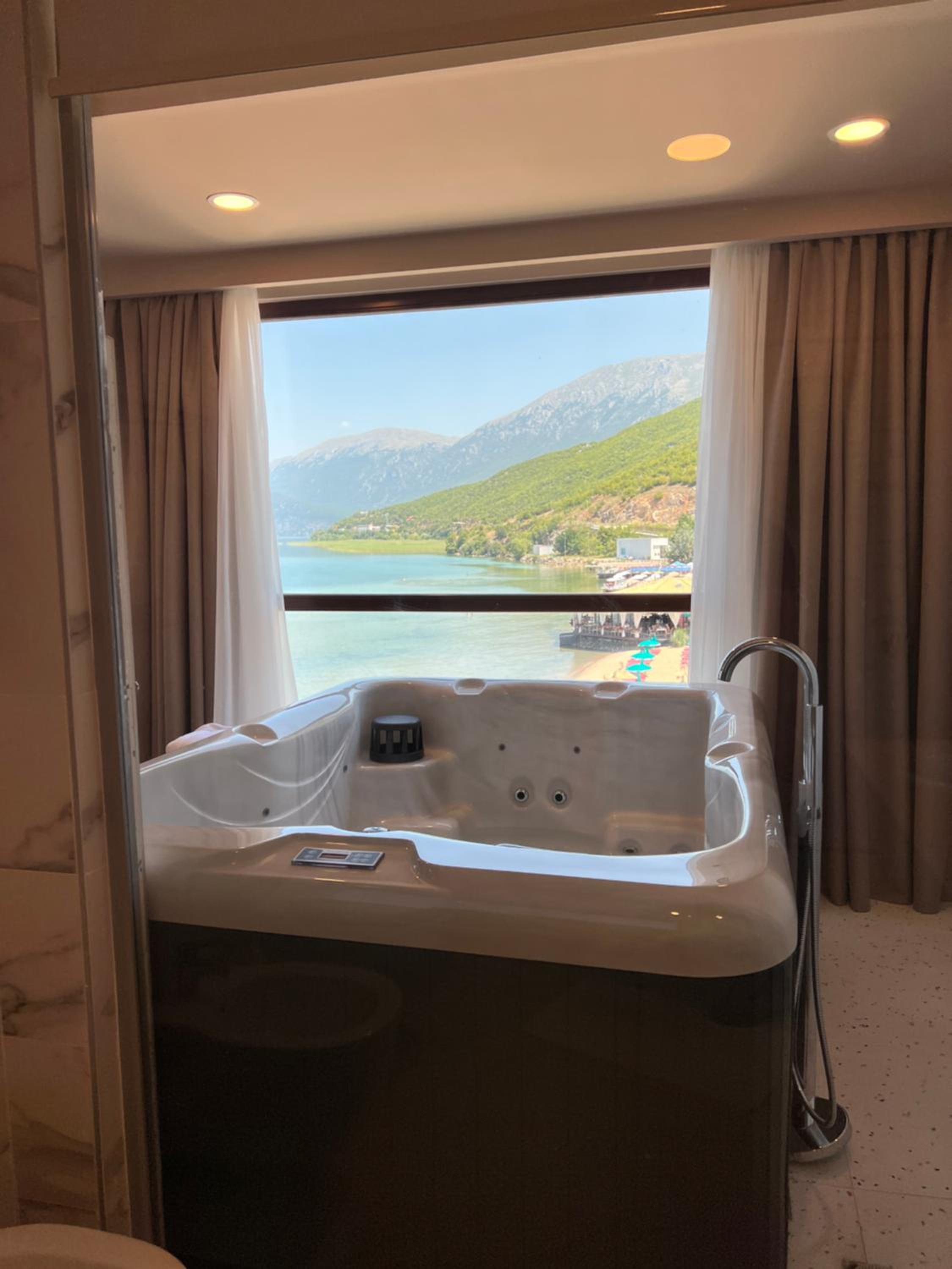 King Suite with Spa Bath photo 3