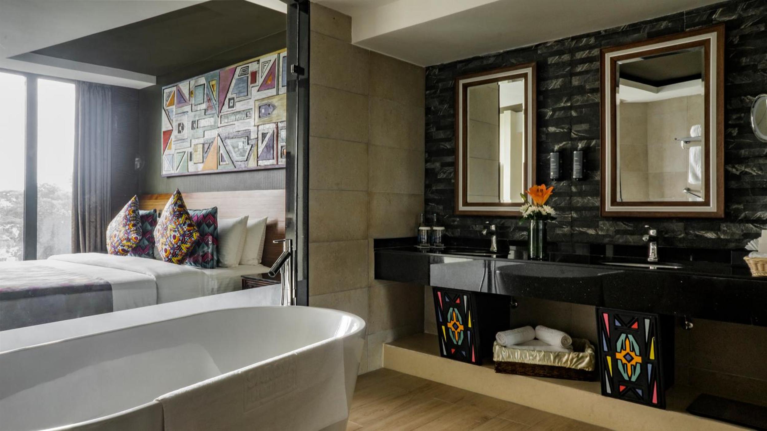Signature Suite - Photo 5